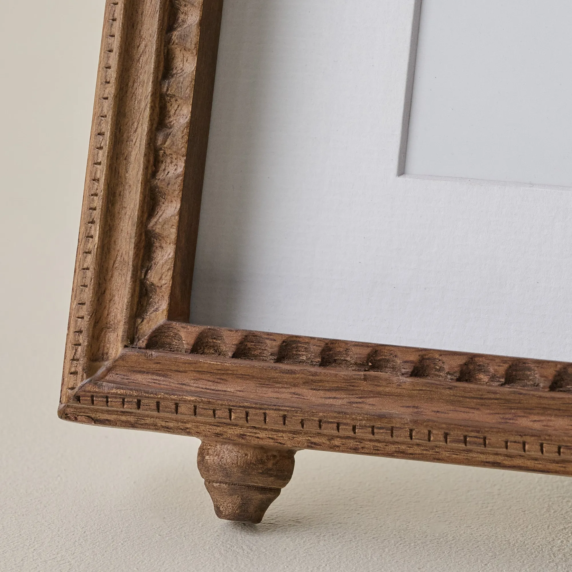 VND8122 R R INDUSTRIES Annie Antiqued Wood Photo Frame