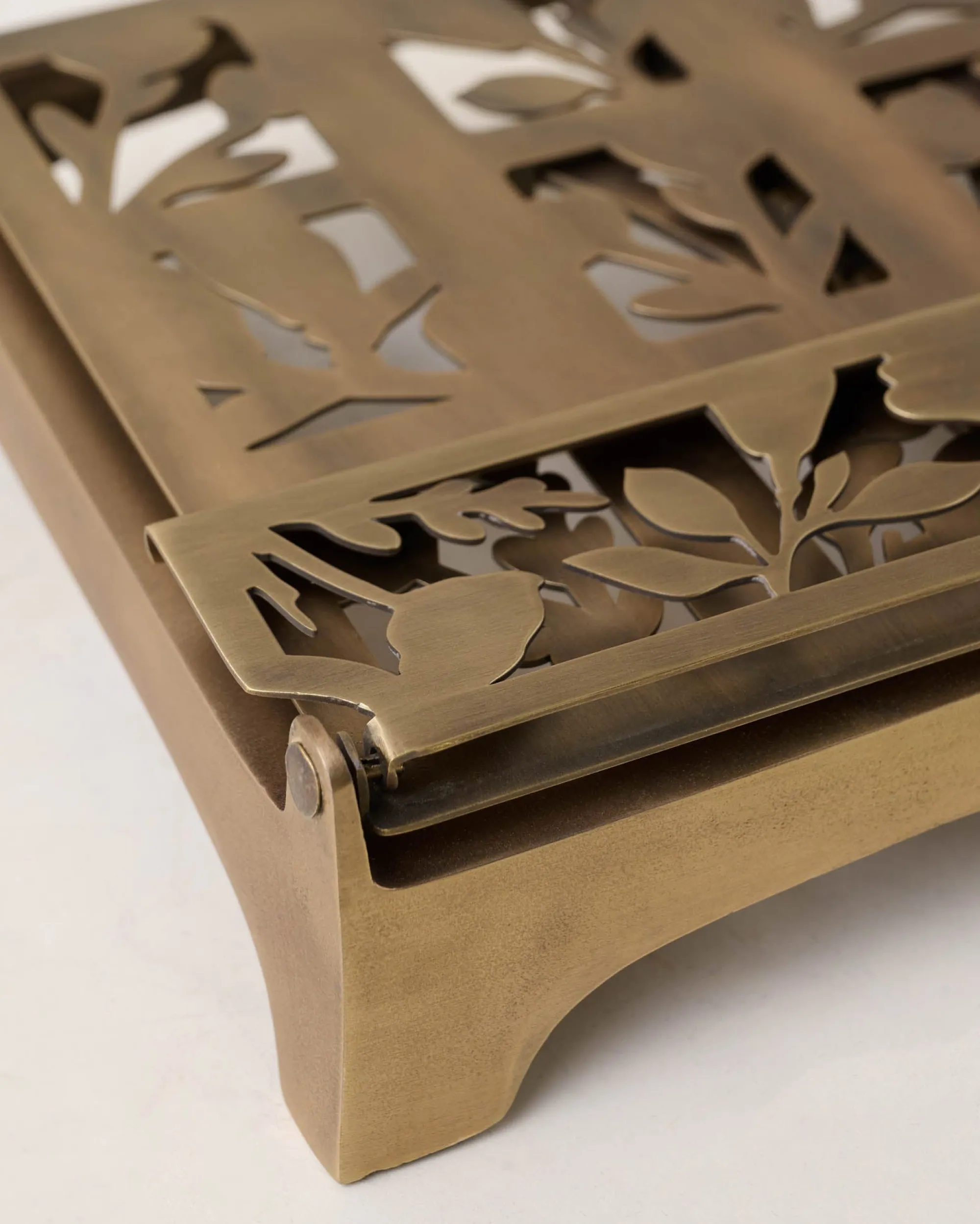 VND7372 ACUBE KRAFT PVT LTD Antique Brass Shadow Floral Cookbook Stand
