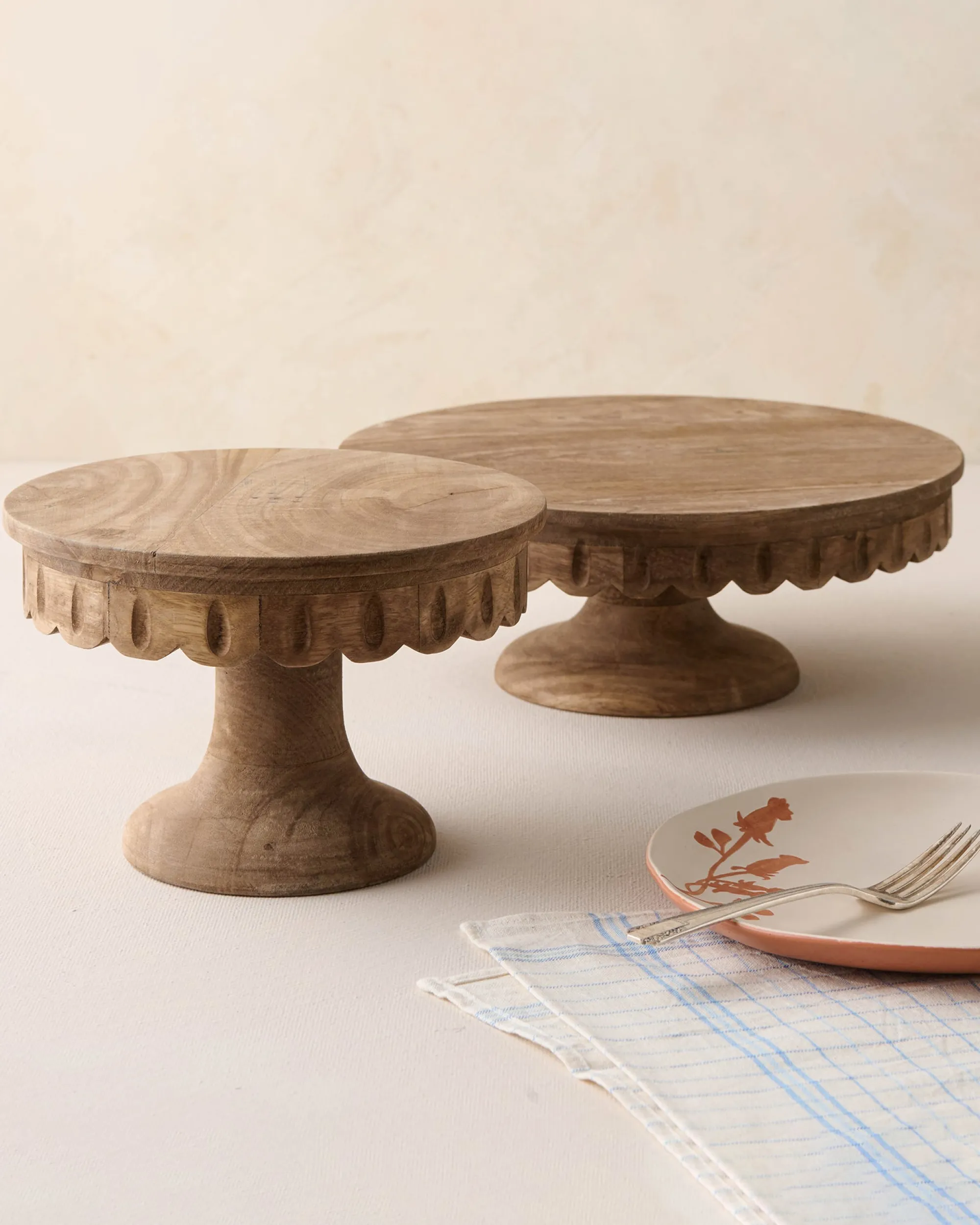 VND6622 ARVIND EXPO-CRAFTS Antiqued Wood Scalloped Cake Stand