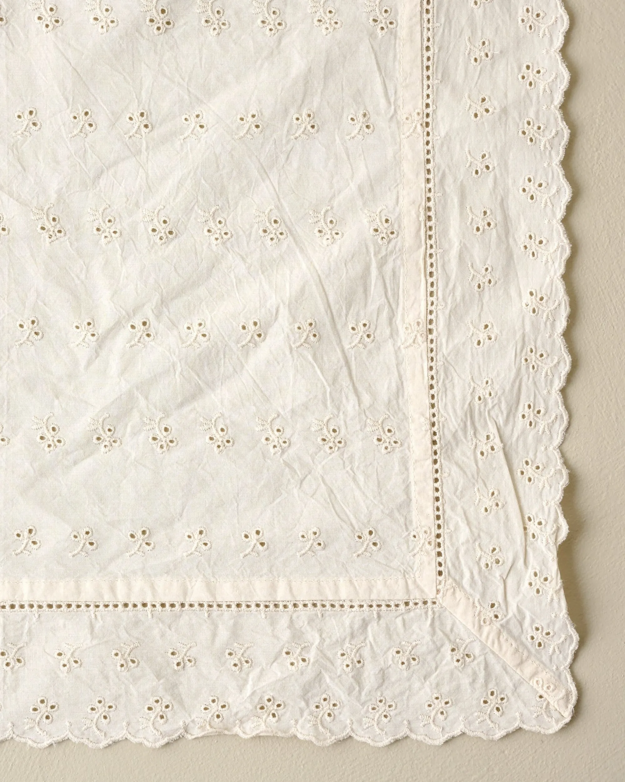 VND6843 KARUR GOLDLINE EXPORTS LLP Antique White Eyelet Napkin Set of Four
