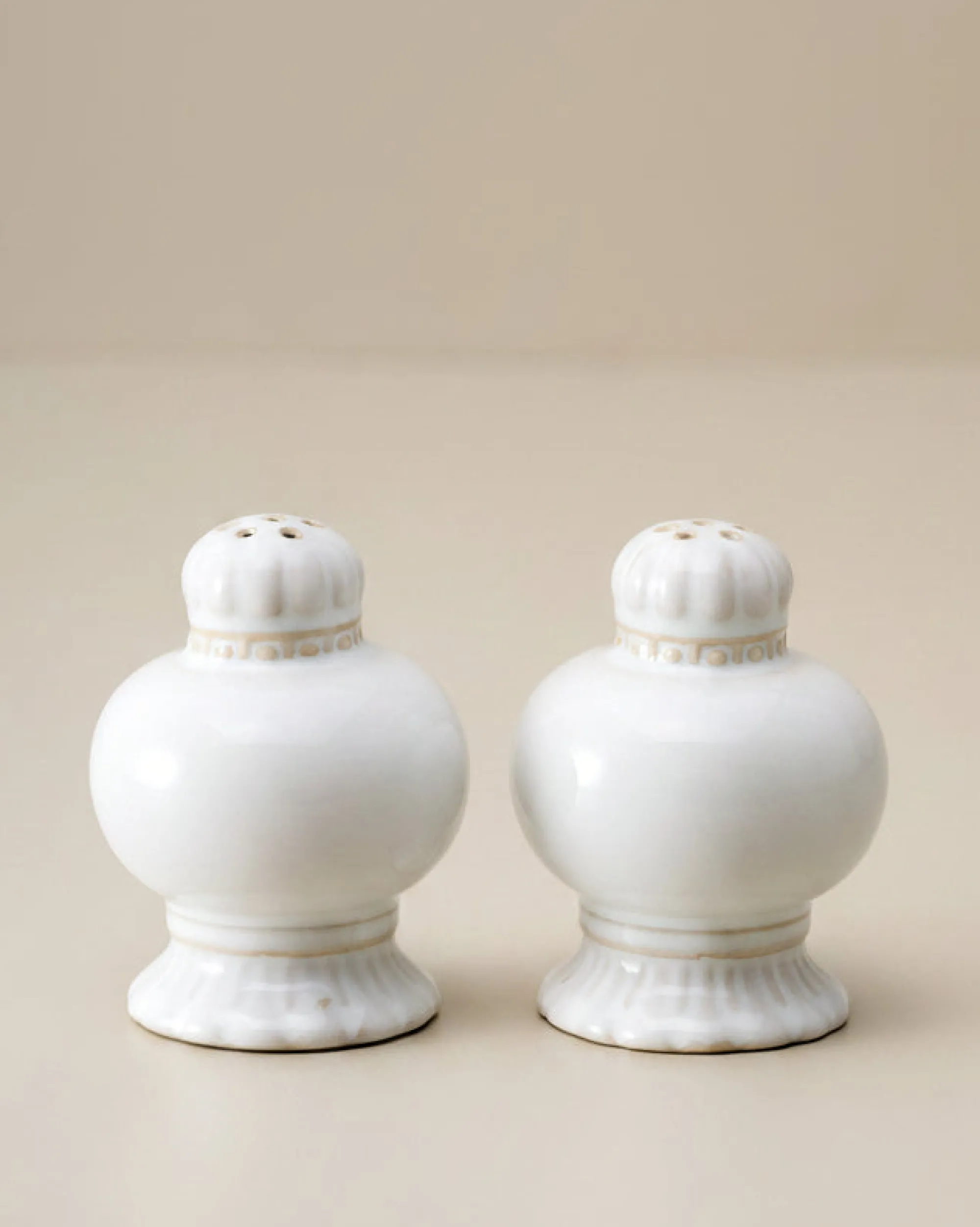 VND7817 FOXSTONE DEVELOPMENT CO.,LTD Antique White Margaret Vintage-Inspired Salt + Pepper Set