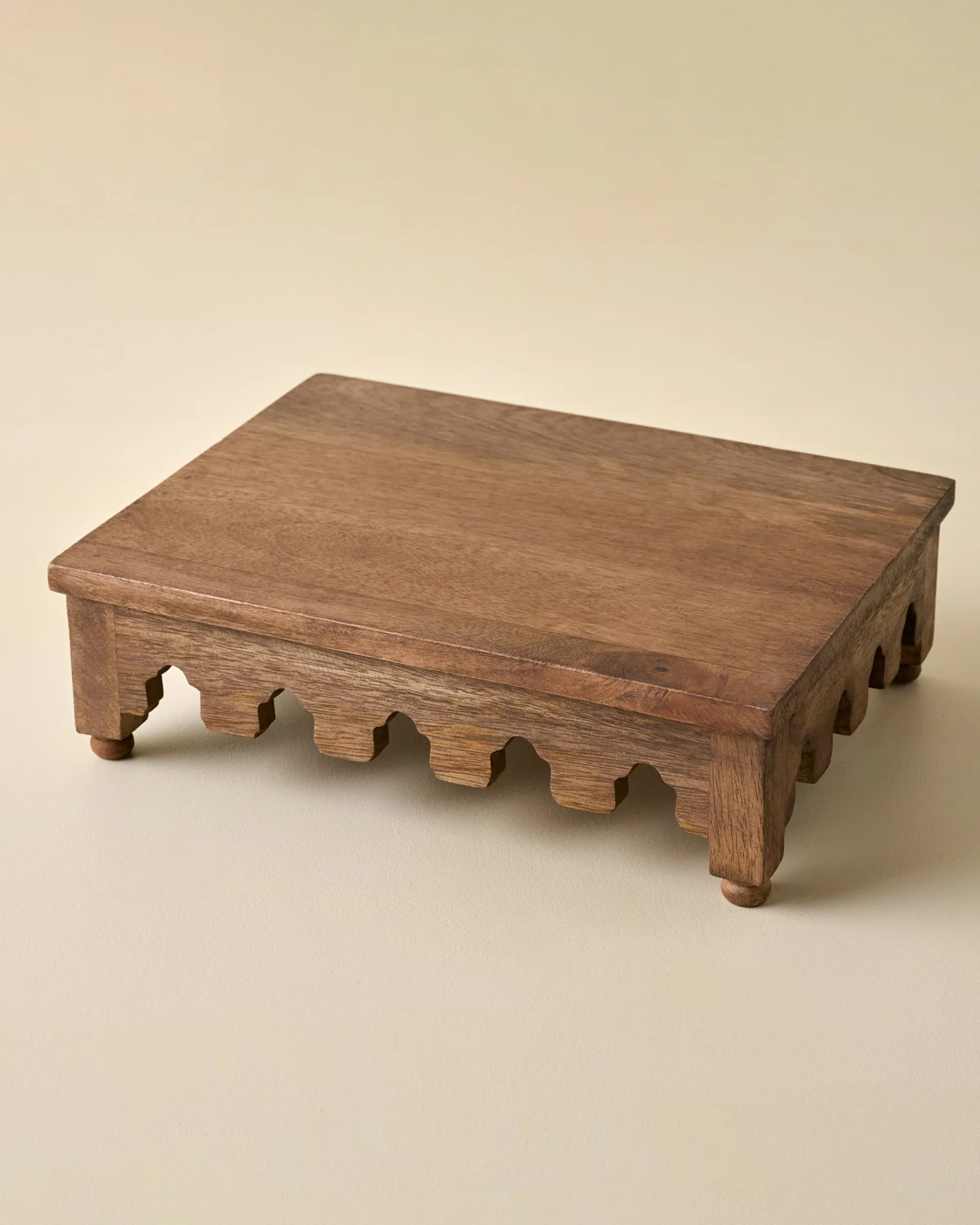 VND8122 R R INDUSTRIES Archie Scalloped Wooden Riser