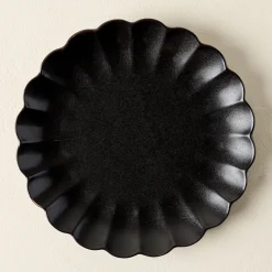 VND0092 Melrose International, LLC Black Scalloped Plate