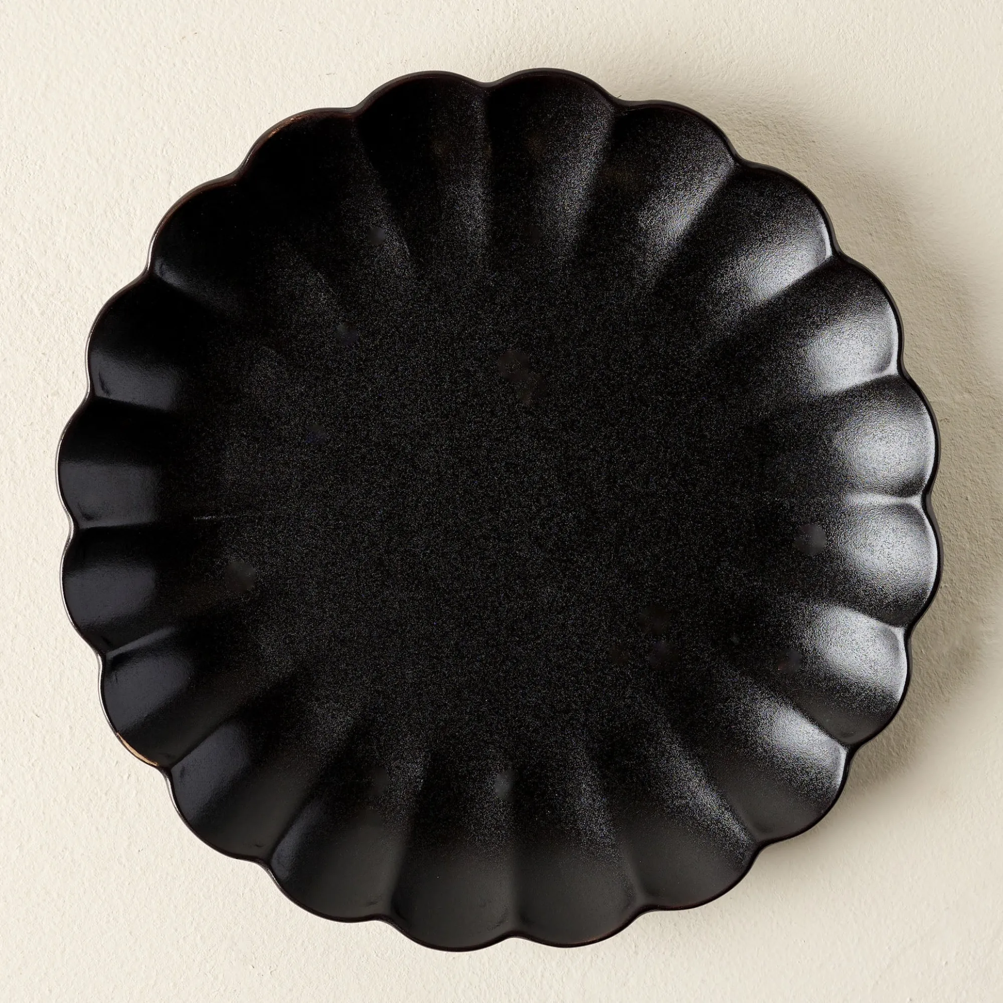 VND0092 Melrose International, LLC Black Scalloped Plate