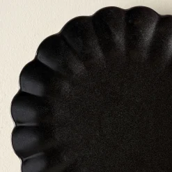 VND0092 Melrose International, LLC Black Scalloped Plate