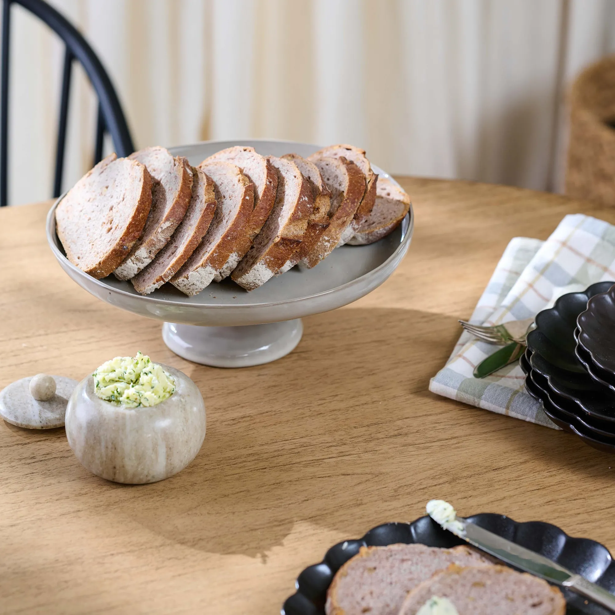 VND0092 Melrose International, LLC Black Scalloped Plate