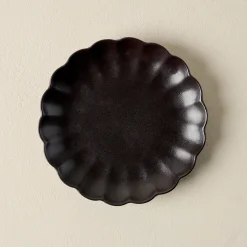 VND0092 Melrose International, LLC Black Scalloped Plate