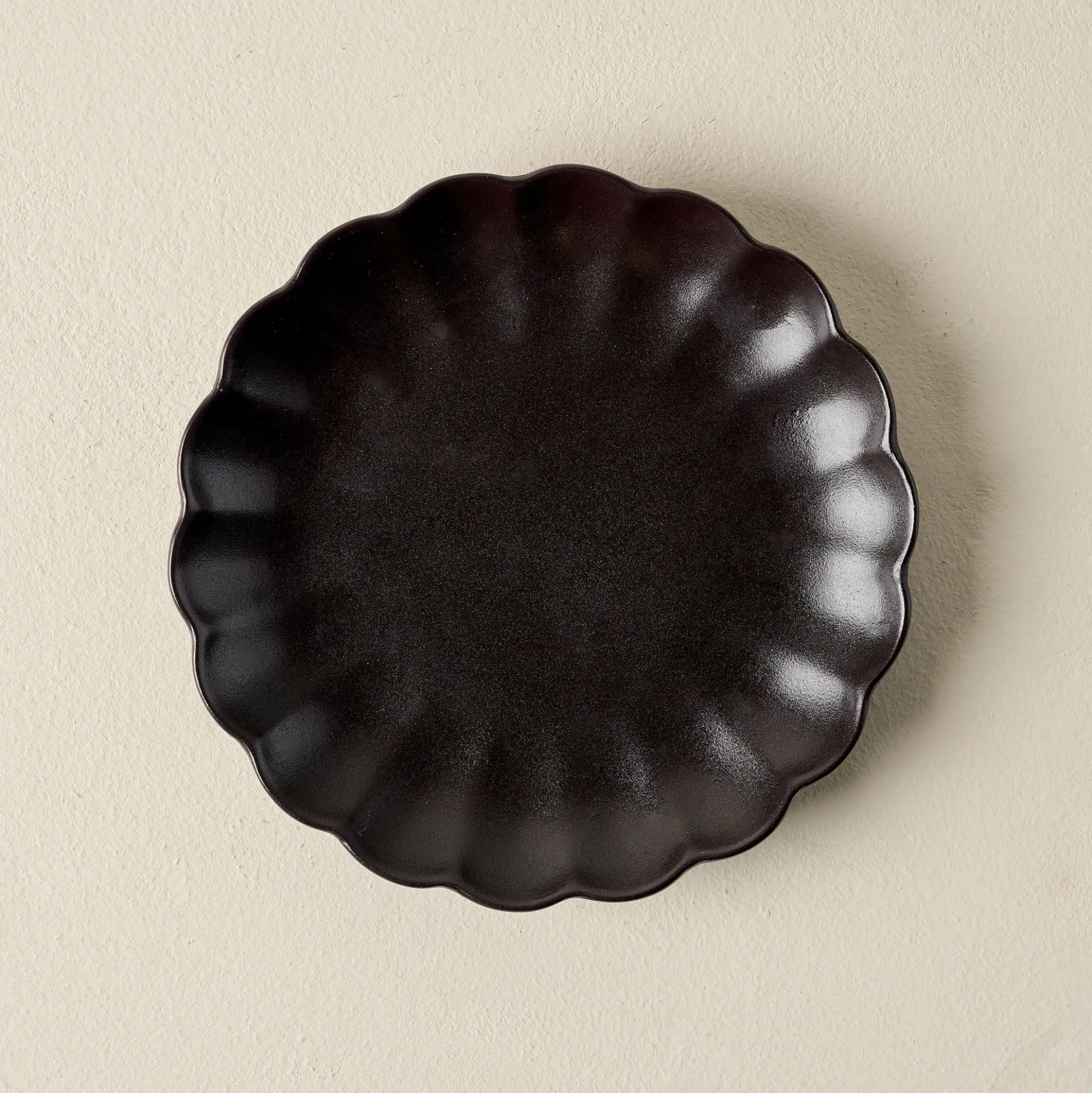 VND0092 Melrose International, LLC Black Scalloped Plate
