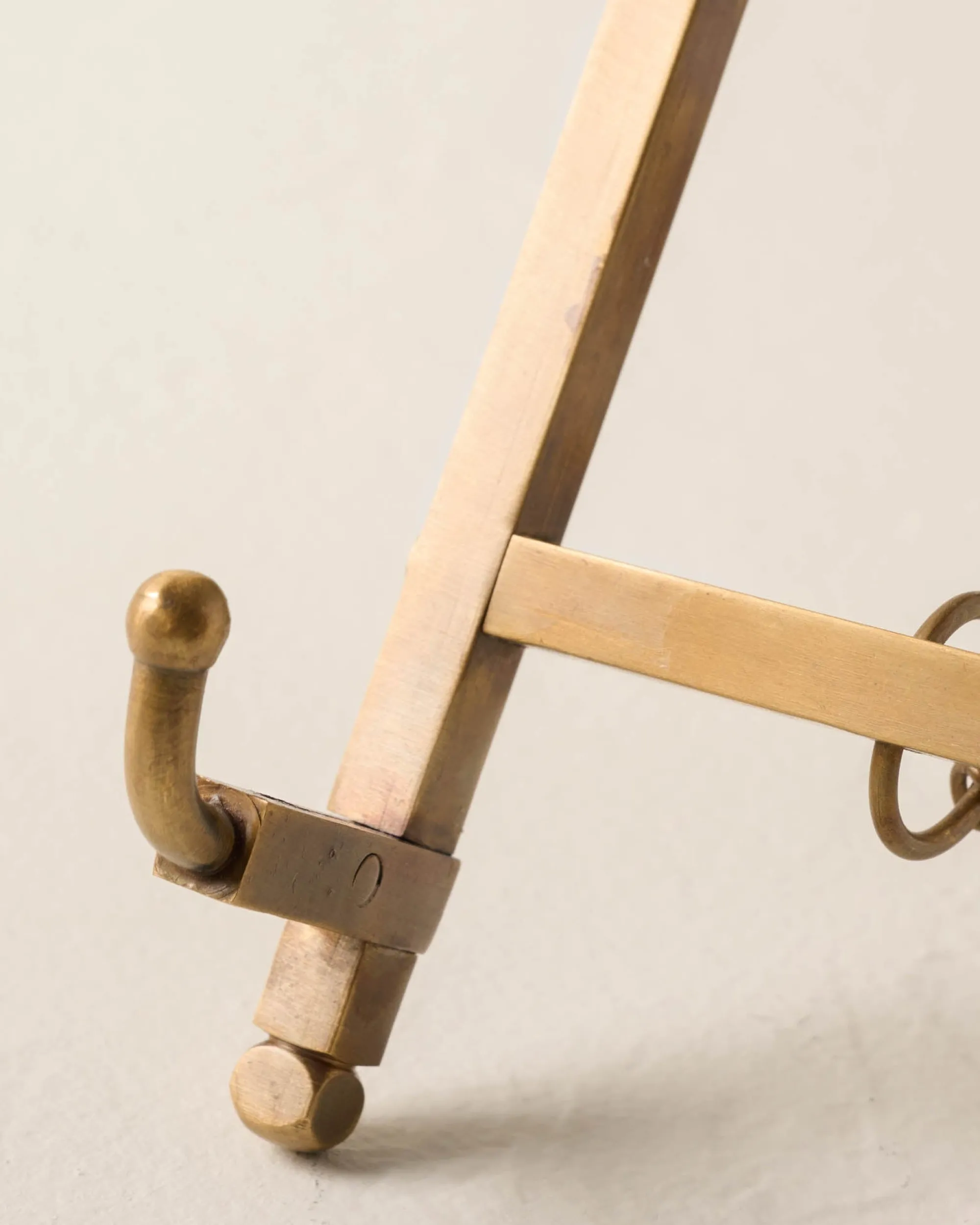 VND7371 True Home Decor Pvt Ltd Brass Shelf Easel