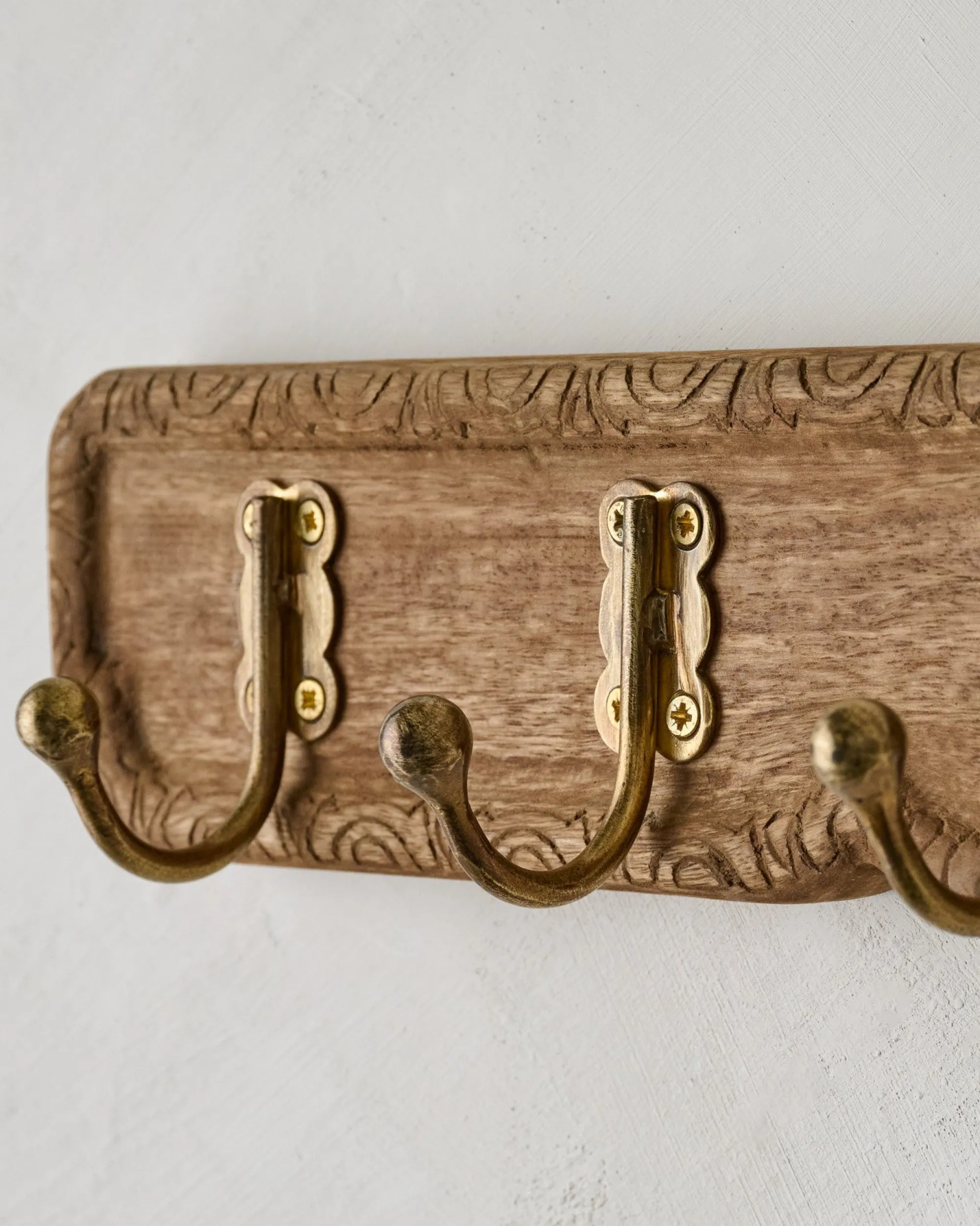 VND8551 MANI ART Caroline Carved Wood and Brass Hook Rack
