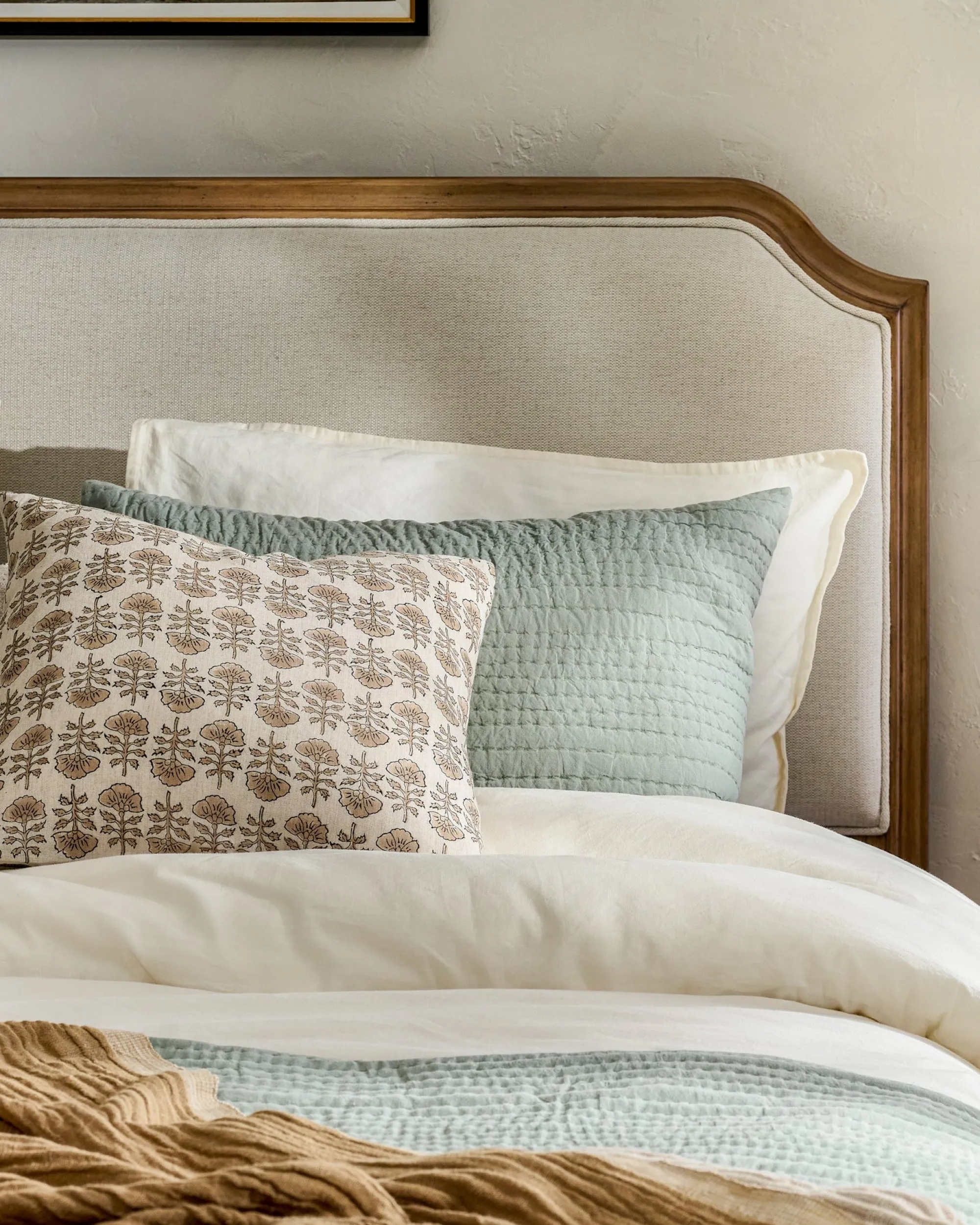 VND6475 StyleCraft Home Collection Corinne Upholstered Bed