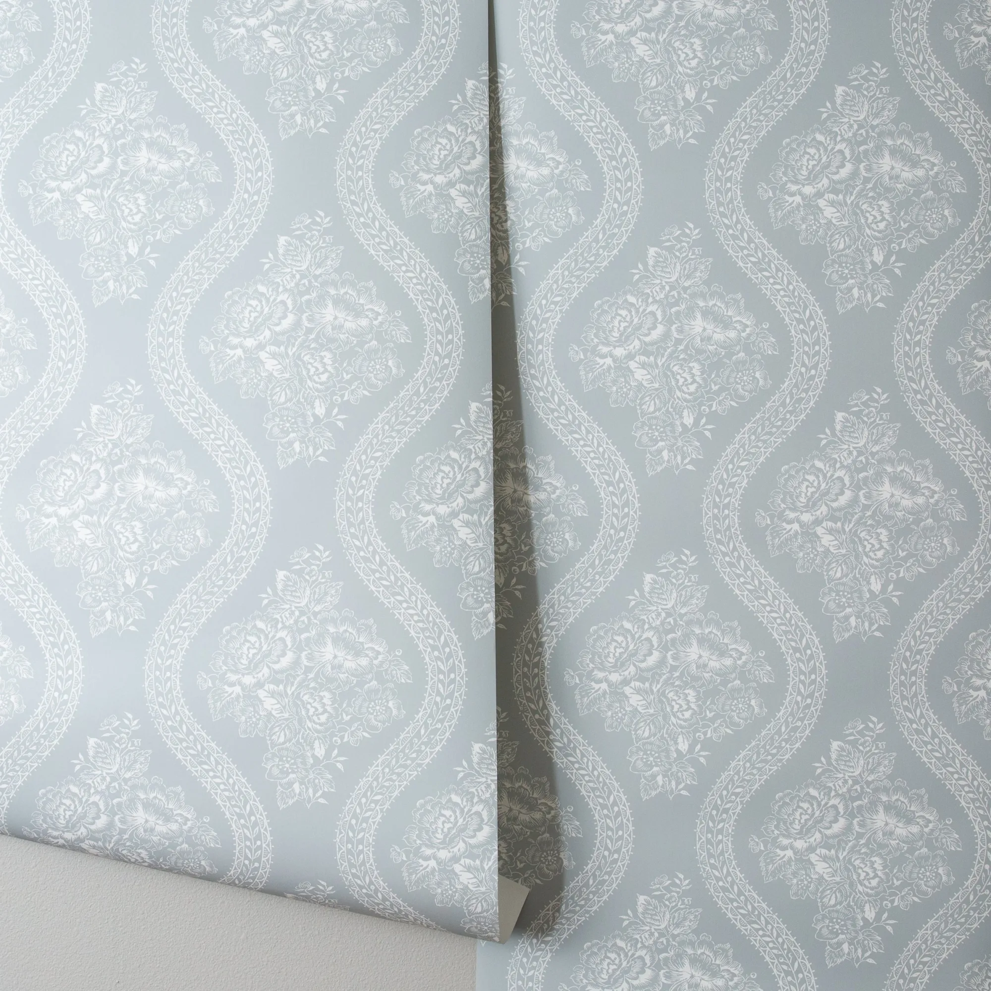 VND2730 York Wallcoverings Coverlet Floral Wallpaper