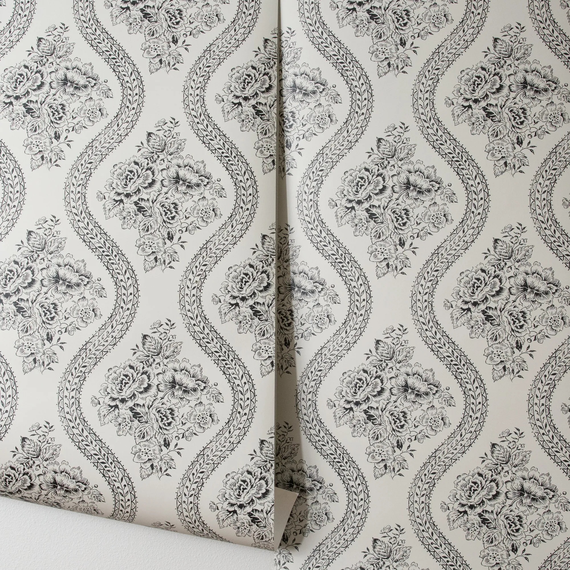 VND2730 York Wallcoverings Coverlet Floral Wallpaper