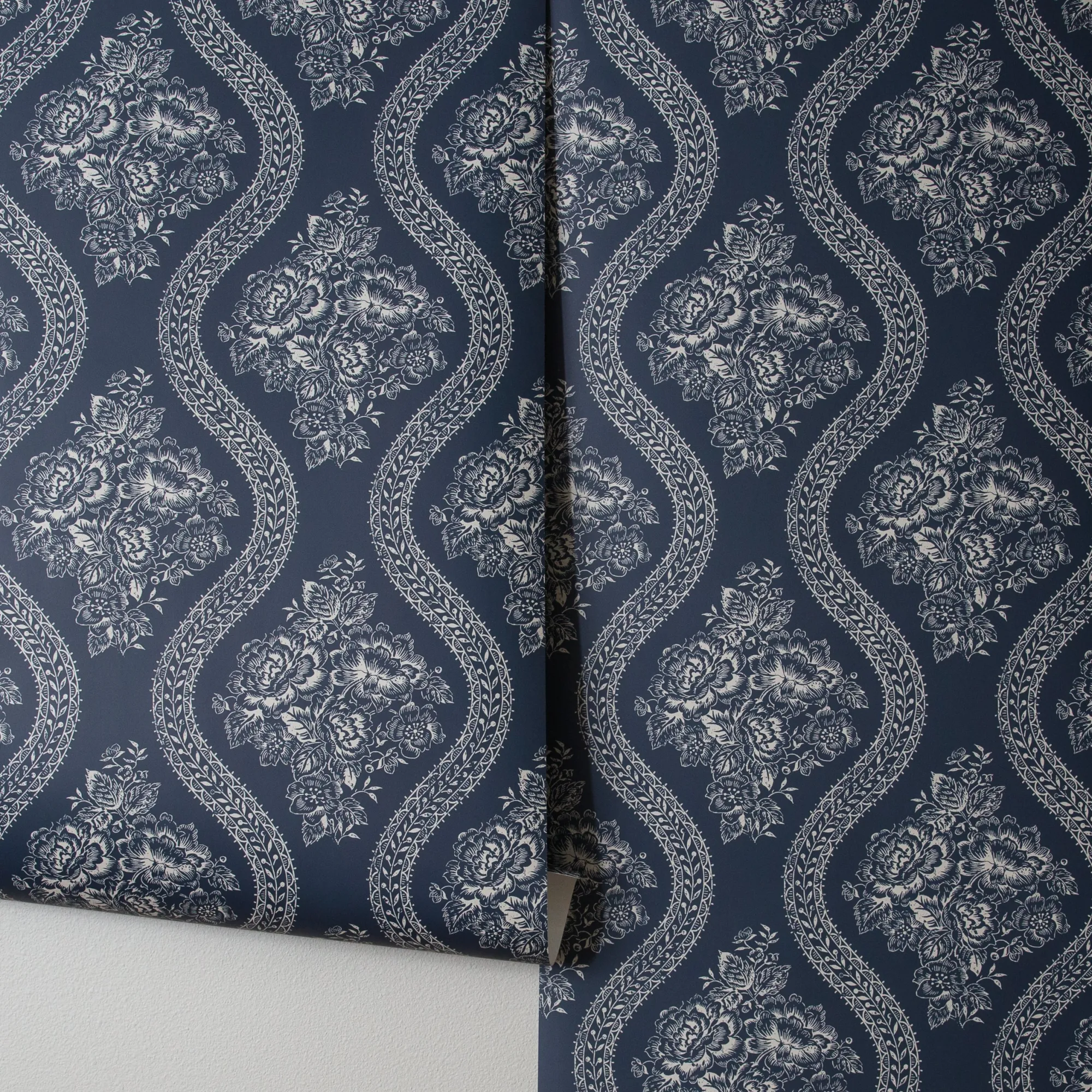 VND2730 York Wallcoverings Coverlet Floral Wallpaper