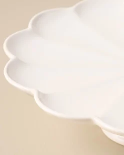VND0164 Creative Co-op Inc Cream Scalloped Cake Stand