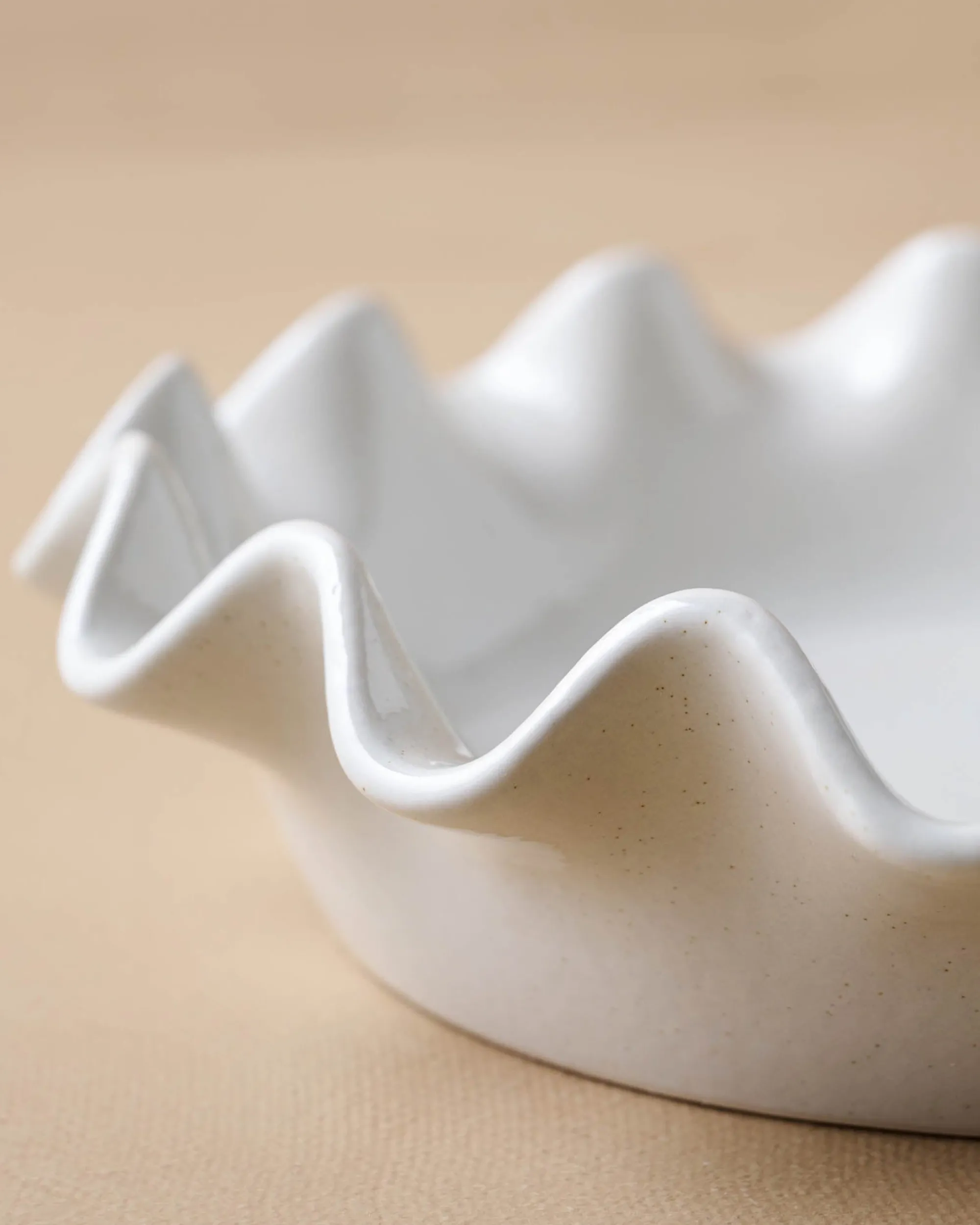 VND7018 Makerspalm, LLC Cream Scalloped Pie Dish