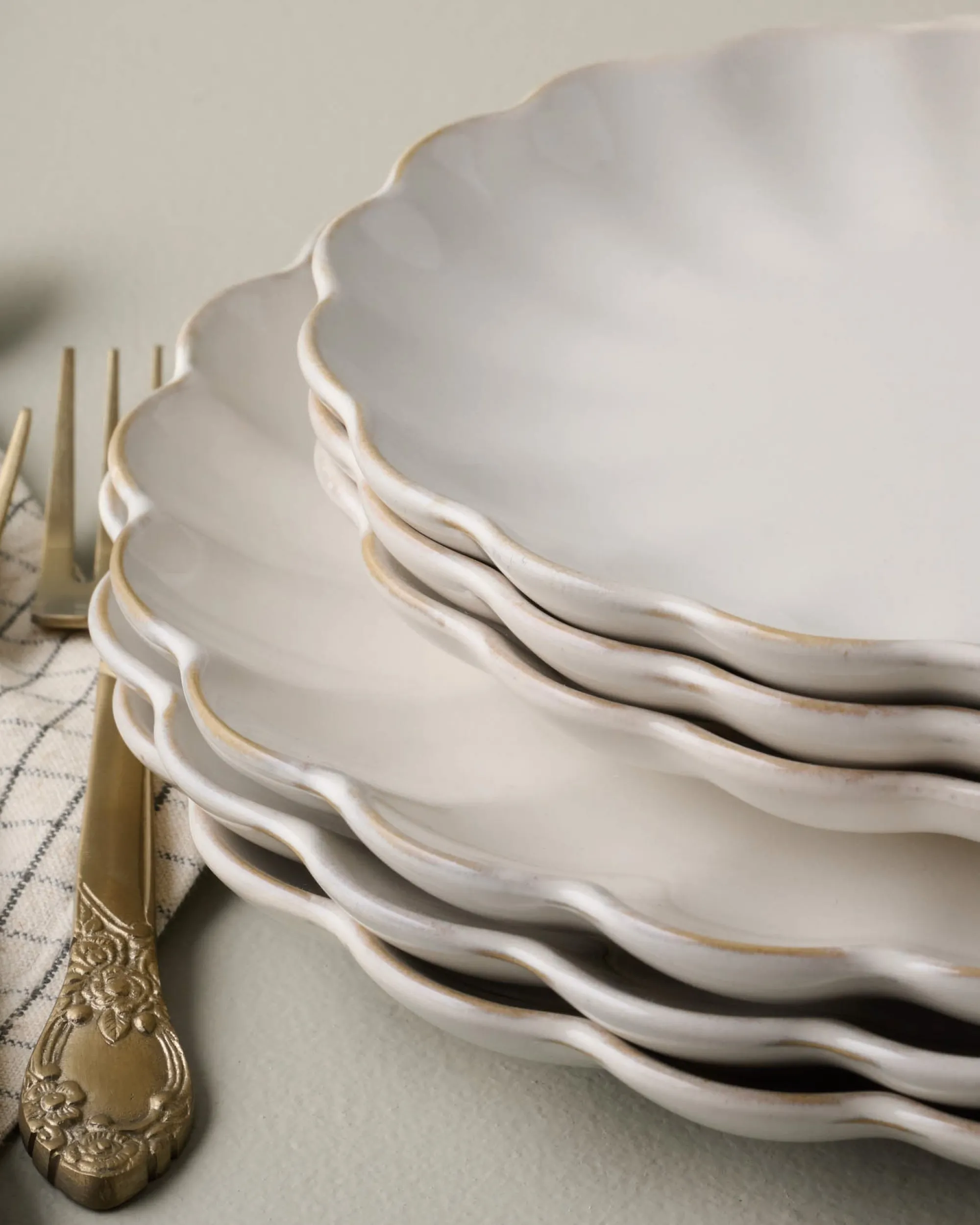 VND0092 Melrose International, LLC Cream Scalloped Plate