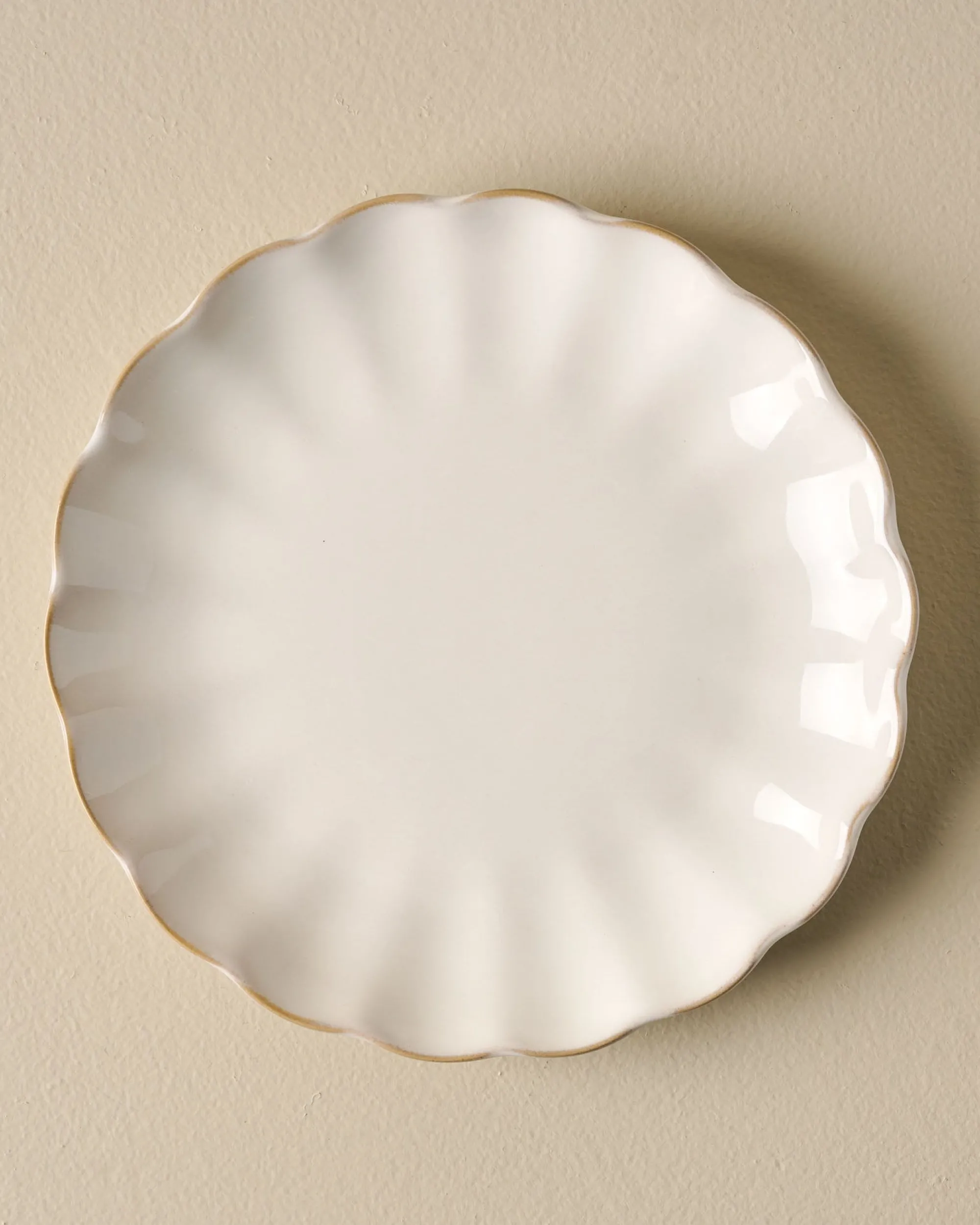 VND0092 Melrose International, LLC Cream Scalloped Plate