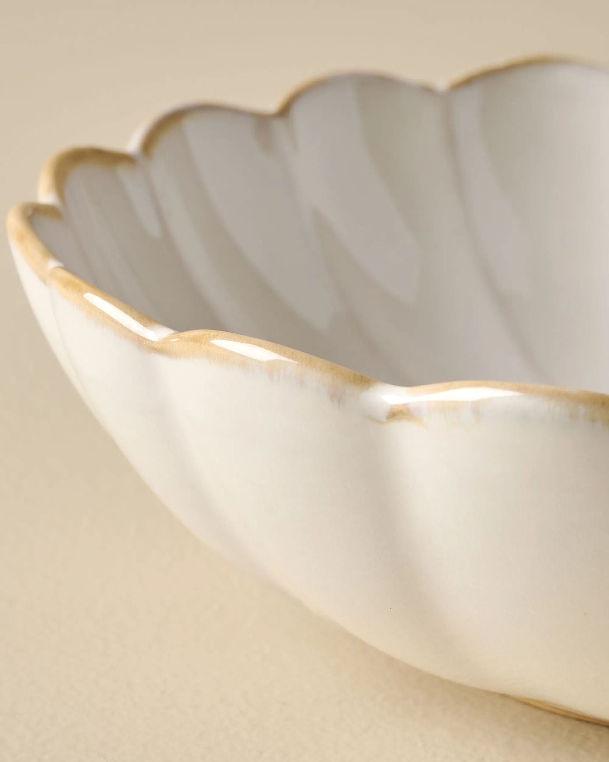 VND0092 Melrose International, LLC Cream Scalloped Serving Bowl