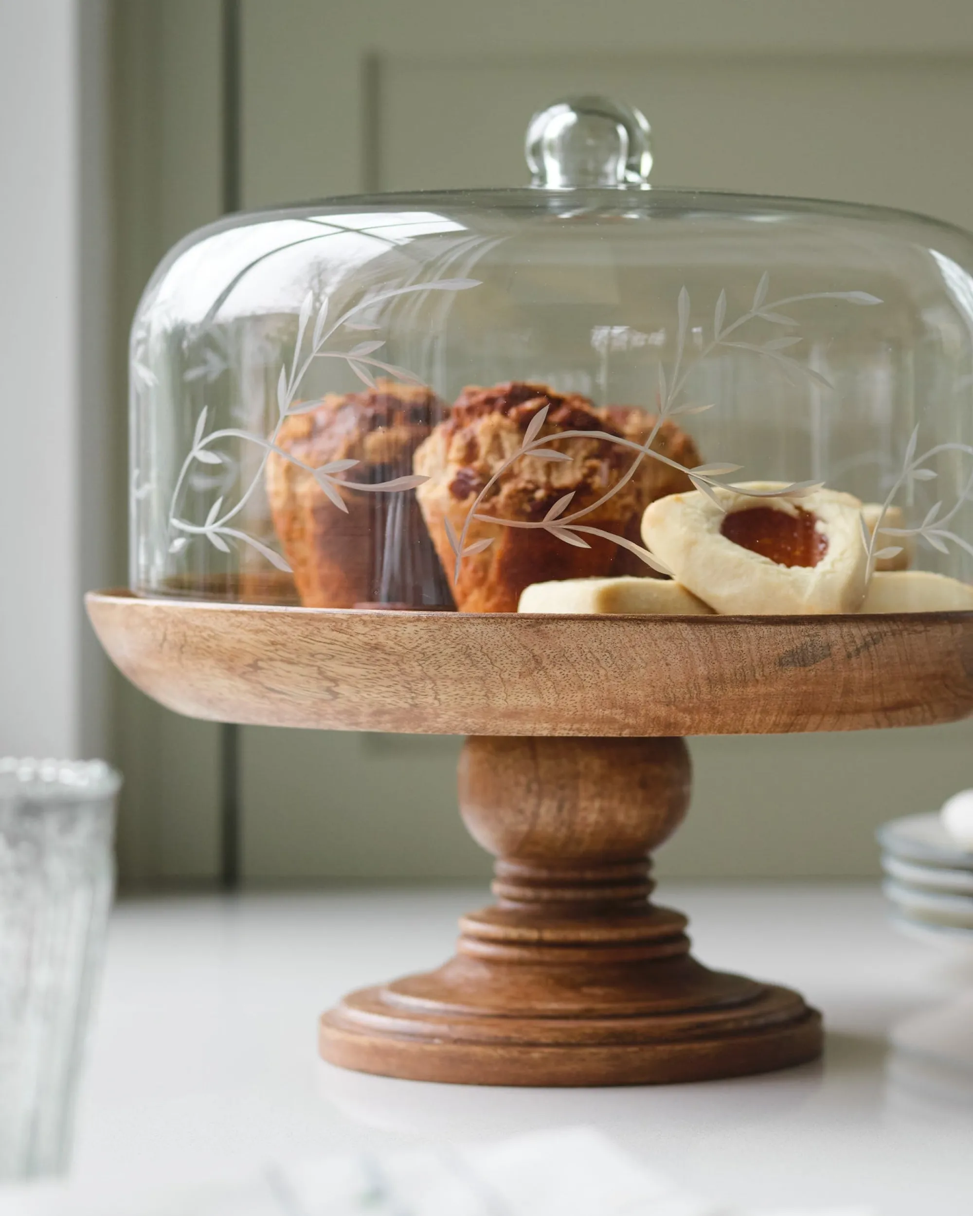 VND7004 BKG OVERSEAS Eliane Etched Glass Cake Stand