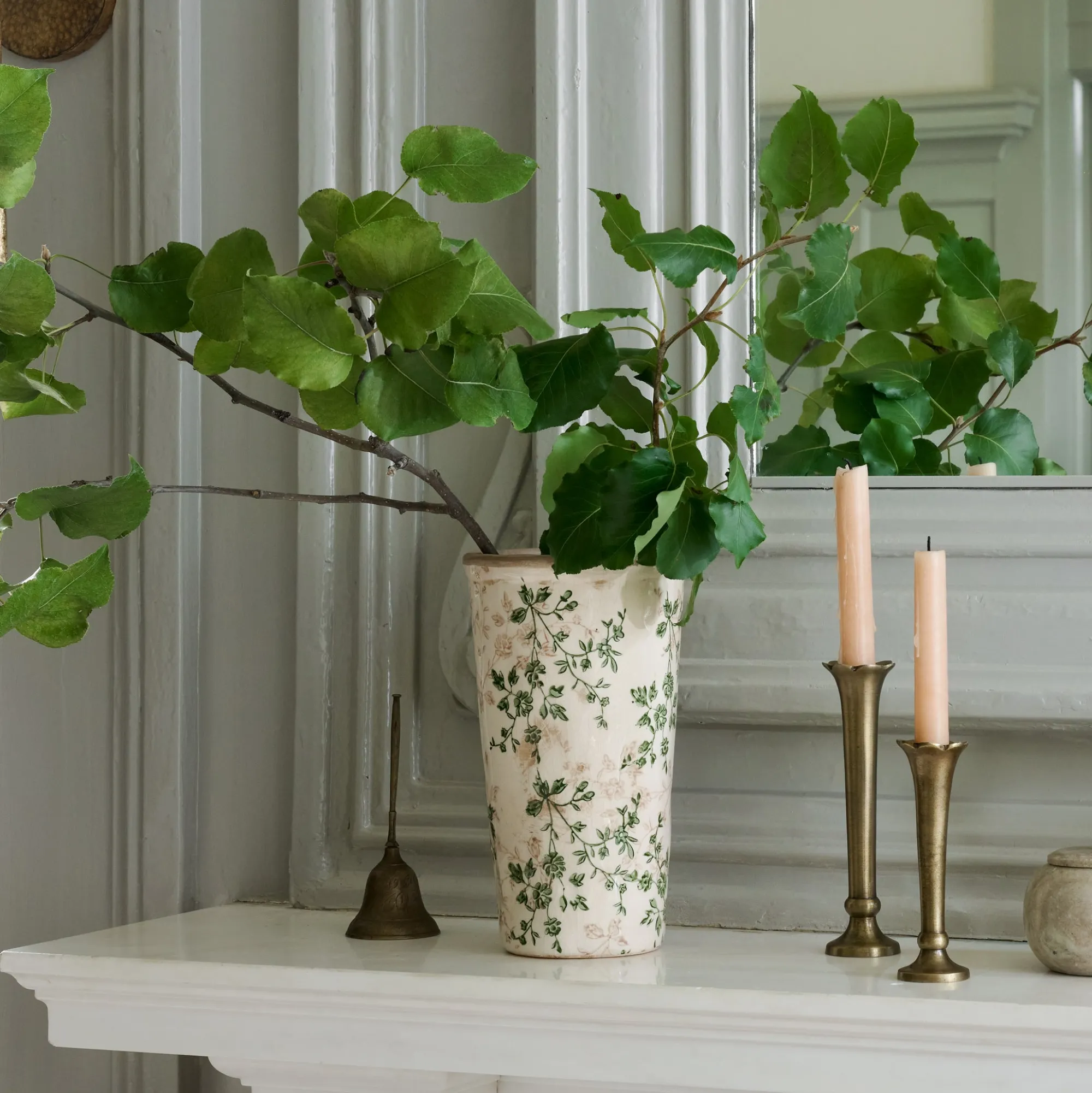 VND6624 GULATI EXPORTS Flannery Scalloped Brass Bud Vase