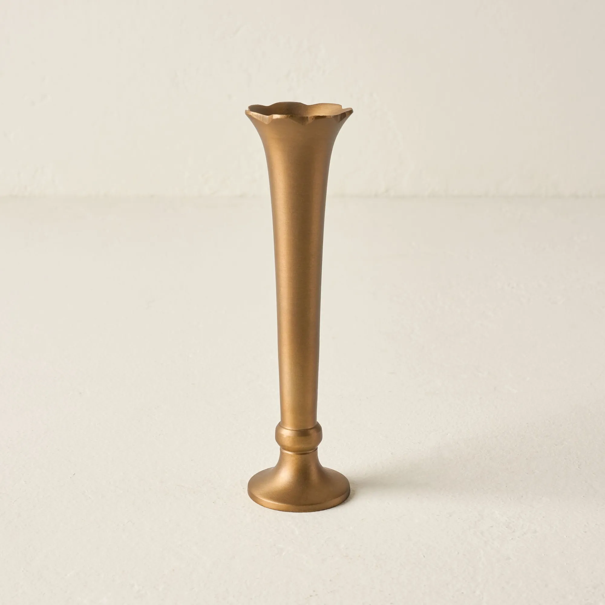 VND6624 GULATI EXPORTS Flannery Scalloped Brass Bud Vase