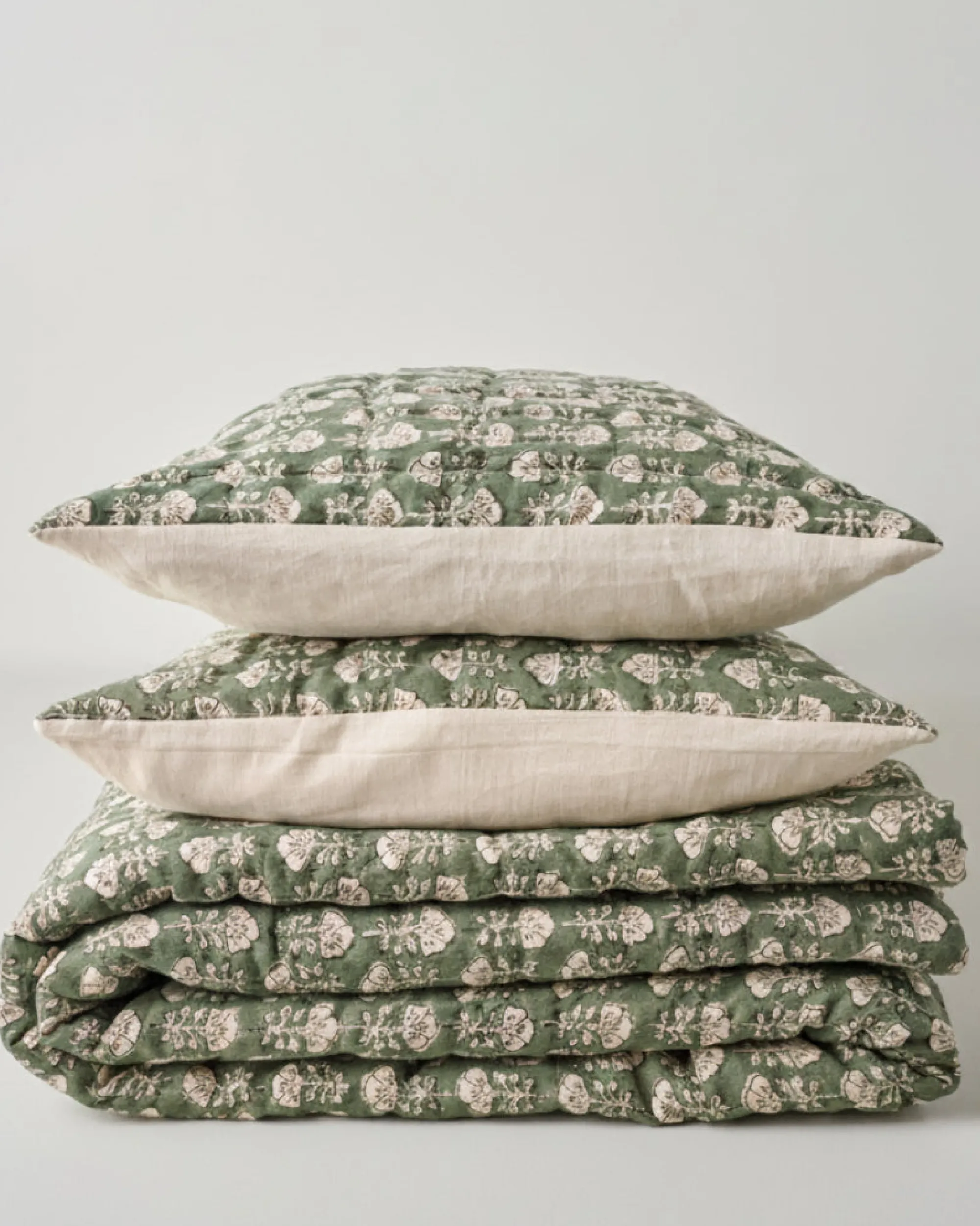 VND7018 Makerspalm, LLC Flora Block Print Quilt - Dusty Green