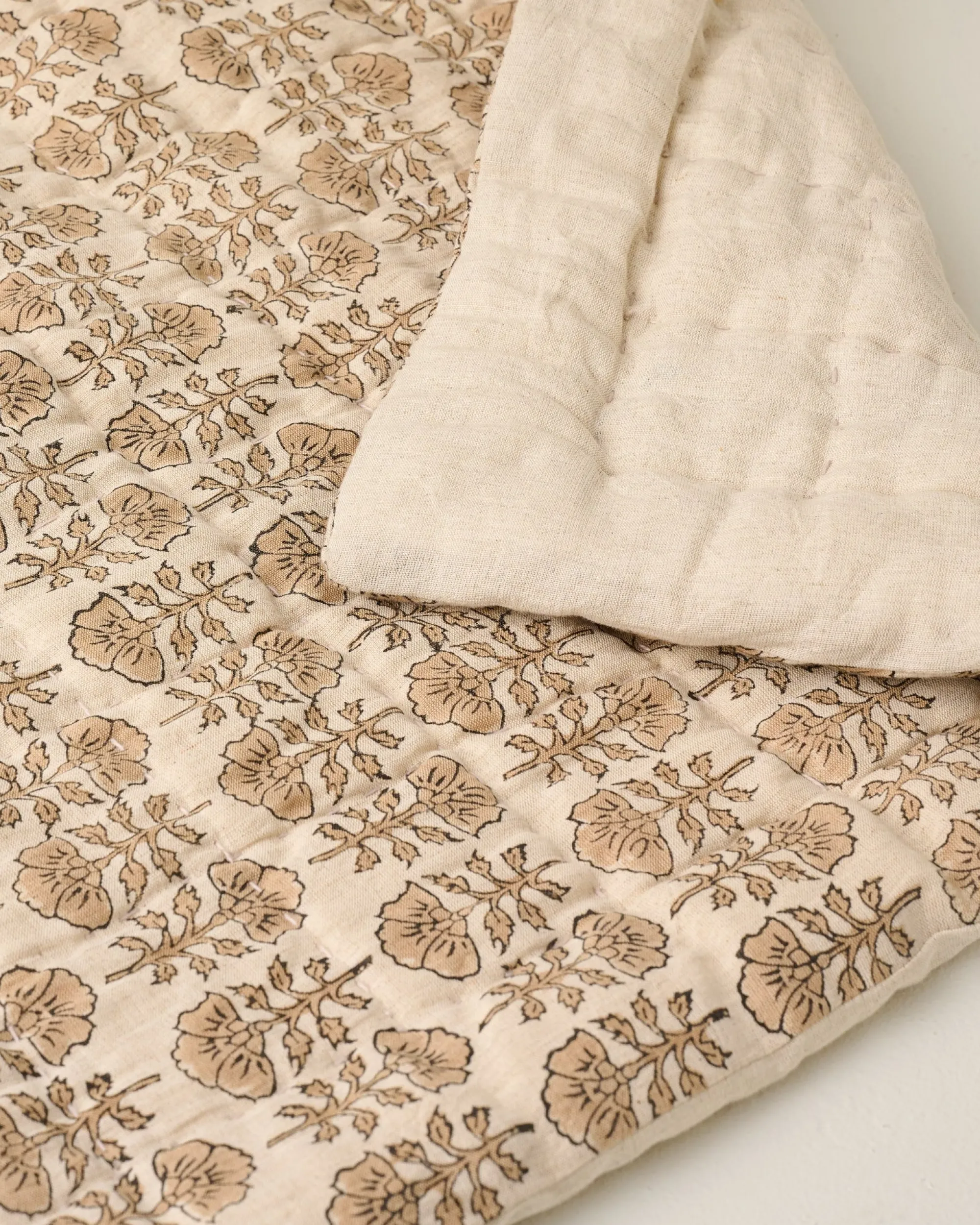 VND7018 Makerspalm, LLC Flora Block Print Quilt - Natural