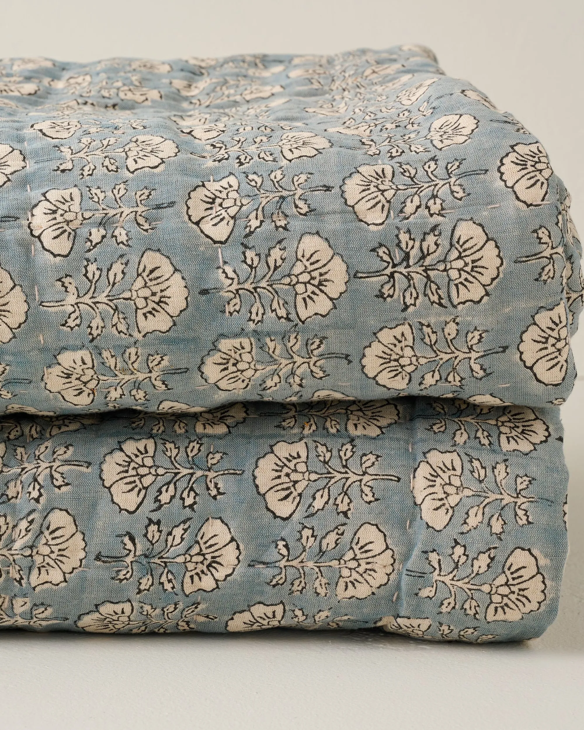 VND7018 Makerspalm, LLC Flora Block Print Quilt - Silver Blue