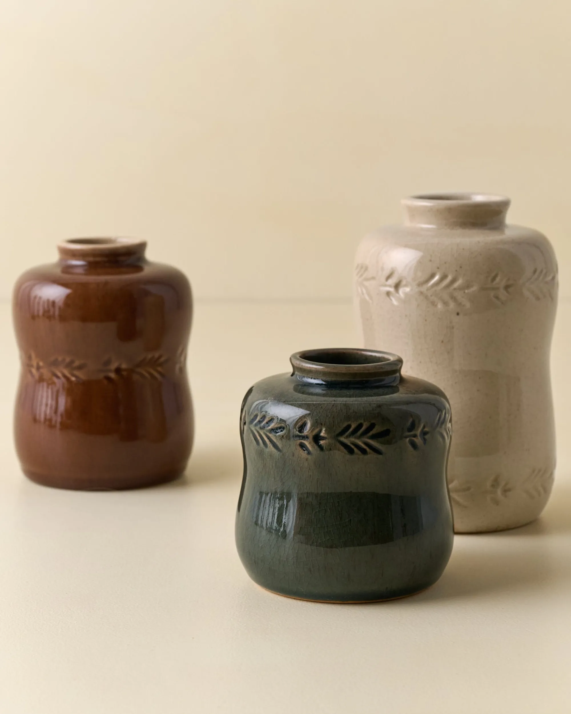 VND7018 Makerspalm, LLC Floral Glazed Debossed Bud Vase