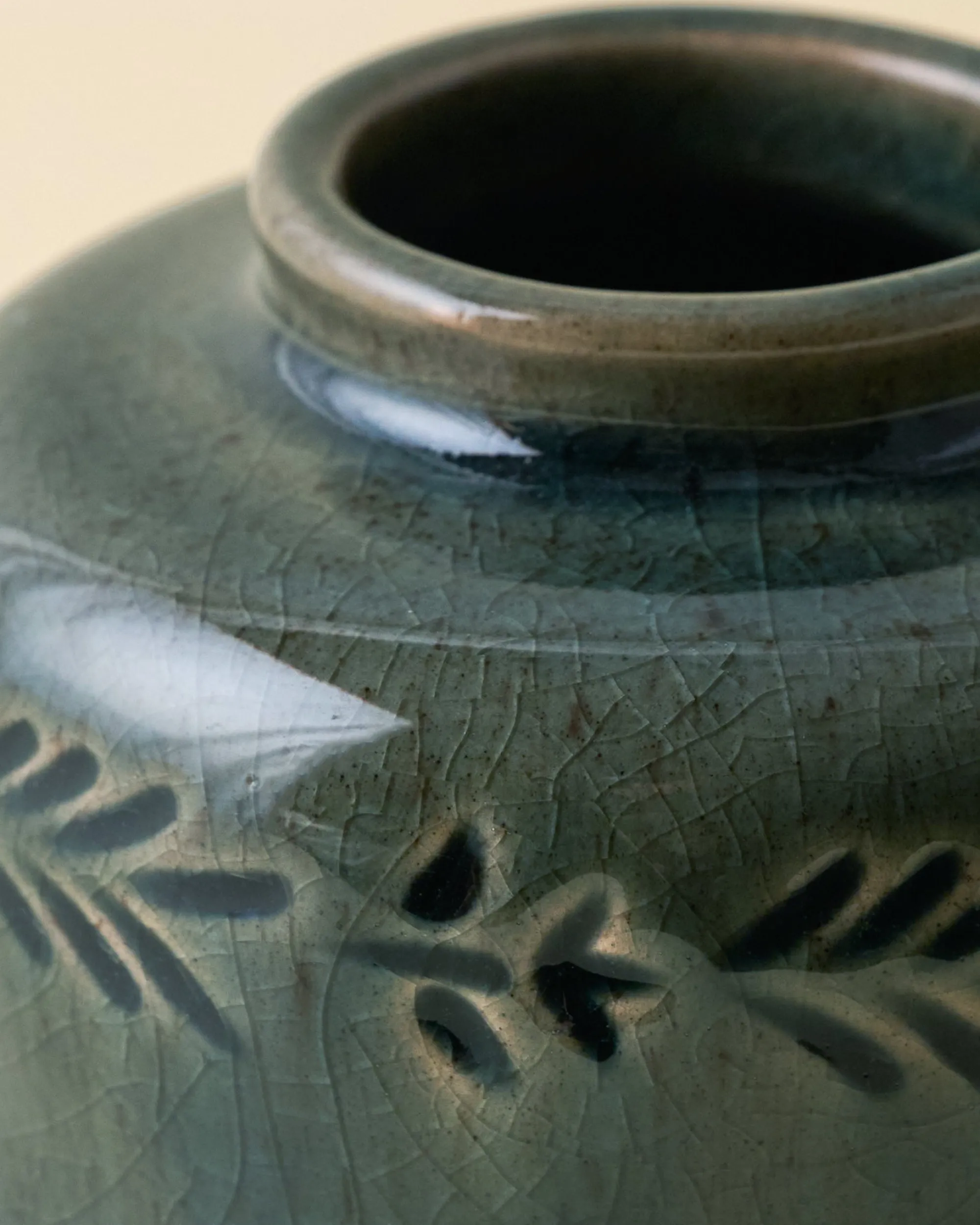 VND7018 Makerspalm, LLC Floral Glazed Debossed Bud Vase