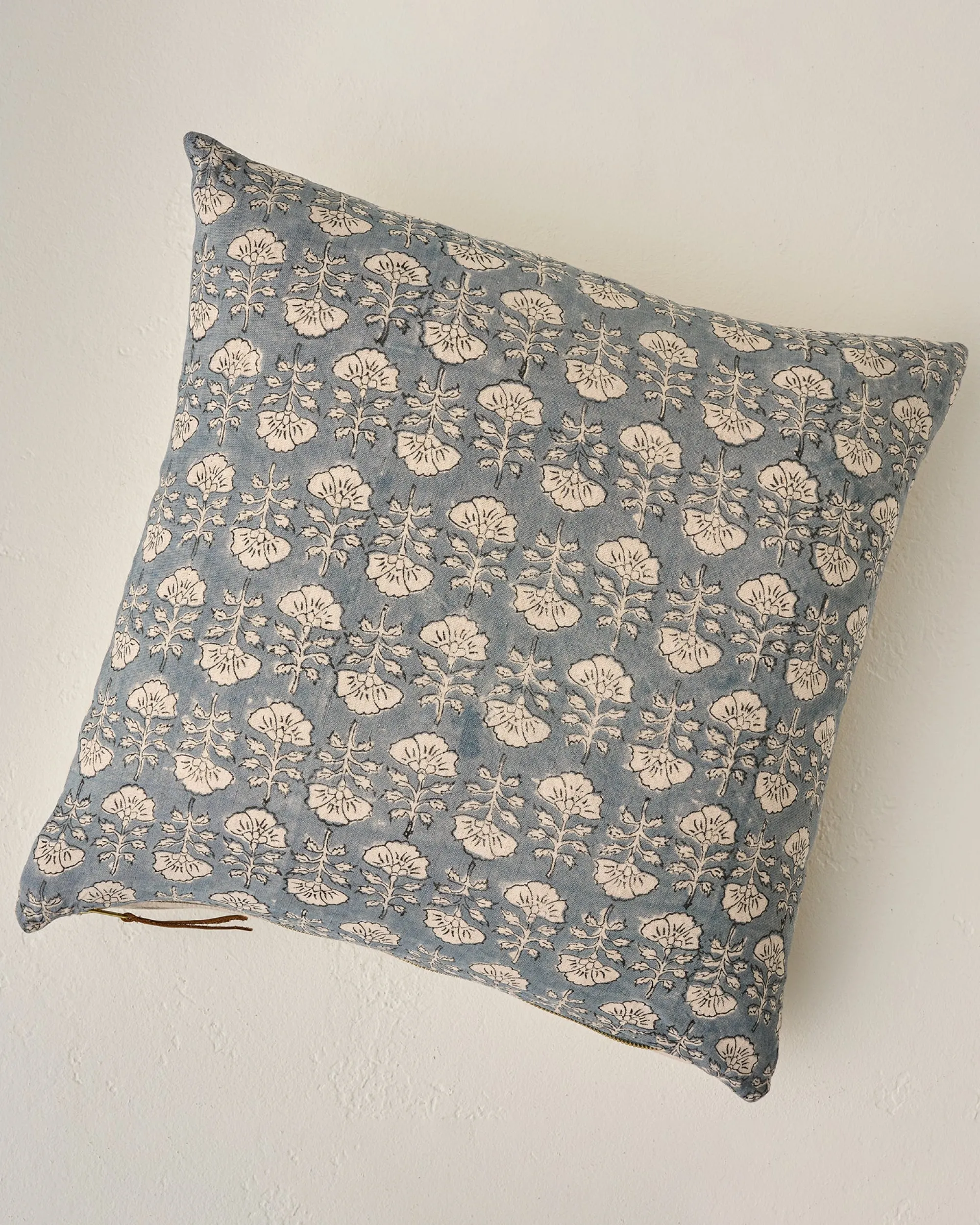 VND7018 Makerspalm, LLC Flora Silver Blue Printed Pillow