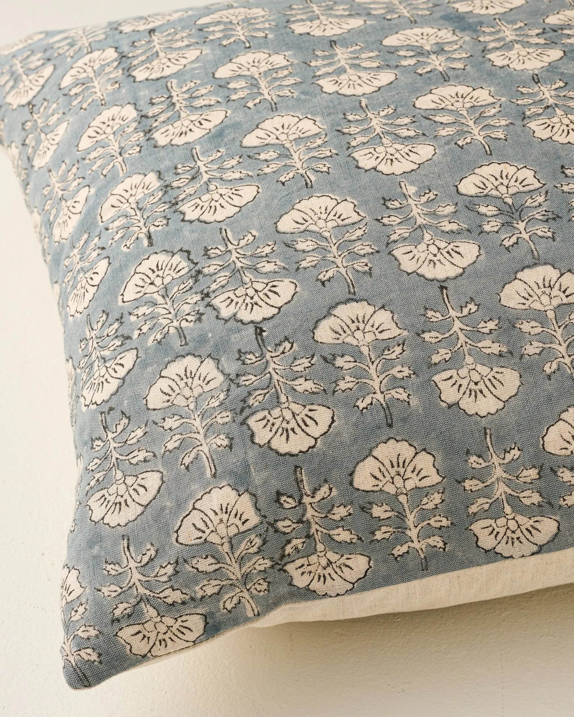 VND7018 Makerspalm, LLC Flora Silver Blue Printed Pillow