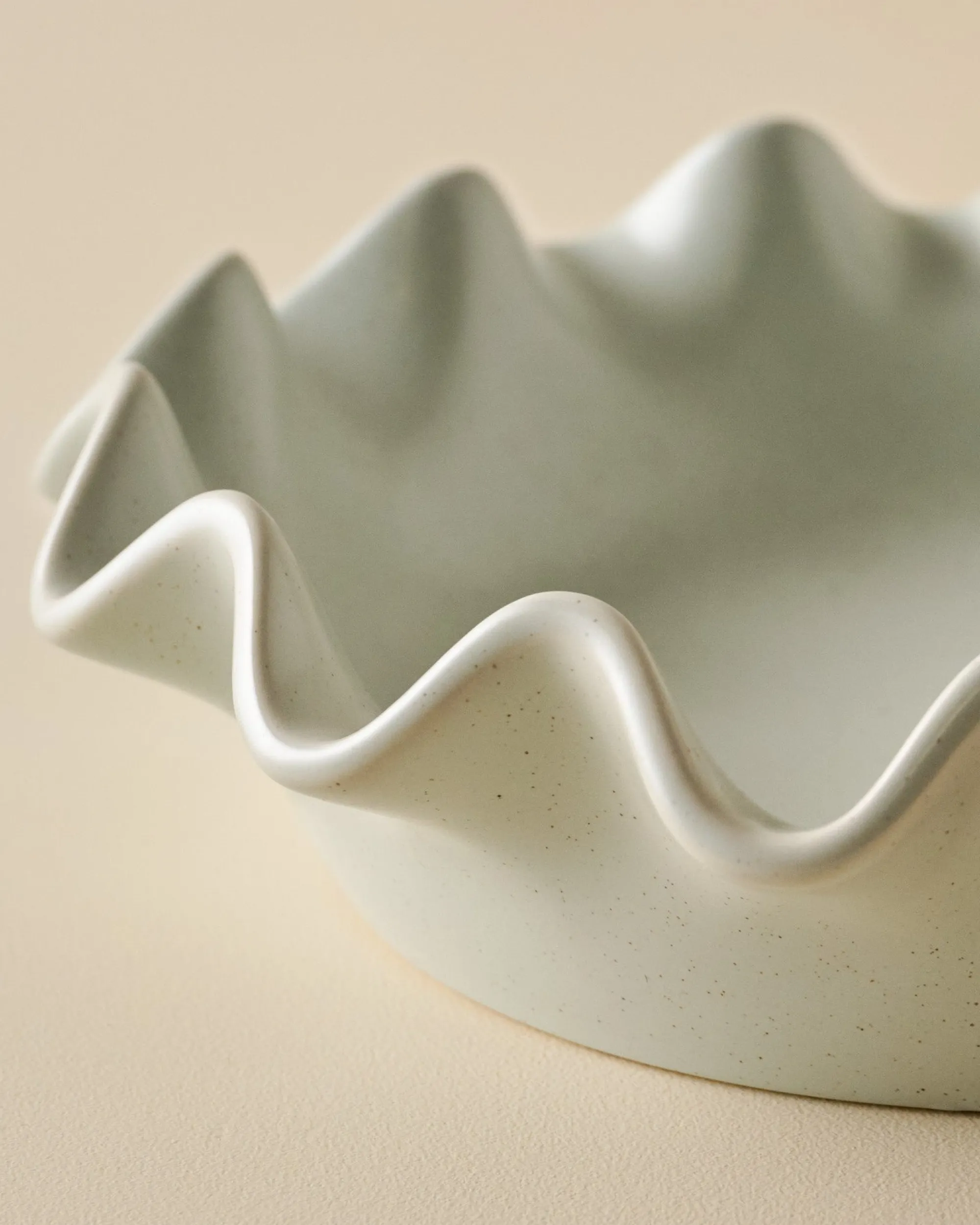 VND7018 Makerspalm, LLC French Grey Scalloped Pie Dish