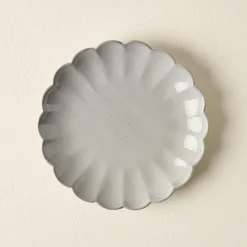 VND0092 Melrose International, LLC Grey Scalloped Plate