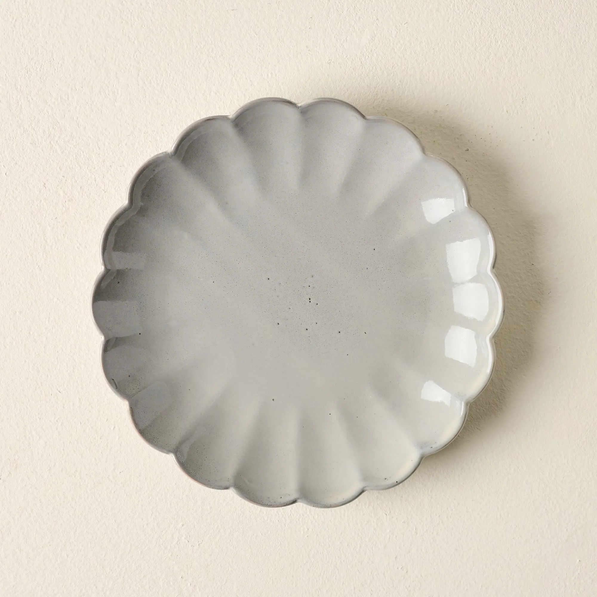 VND0092 Melrose International, LLC Grey Scalloped Plate
