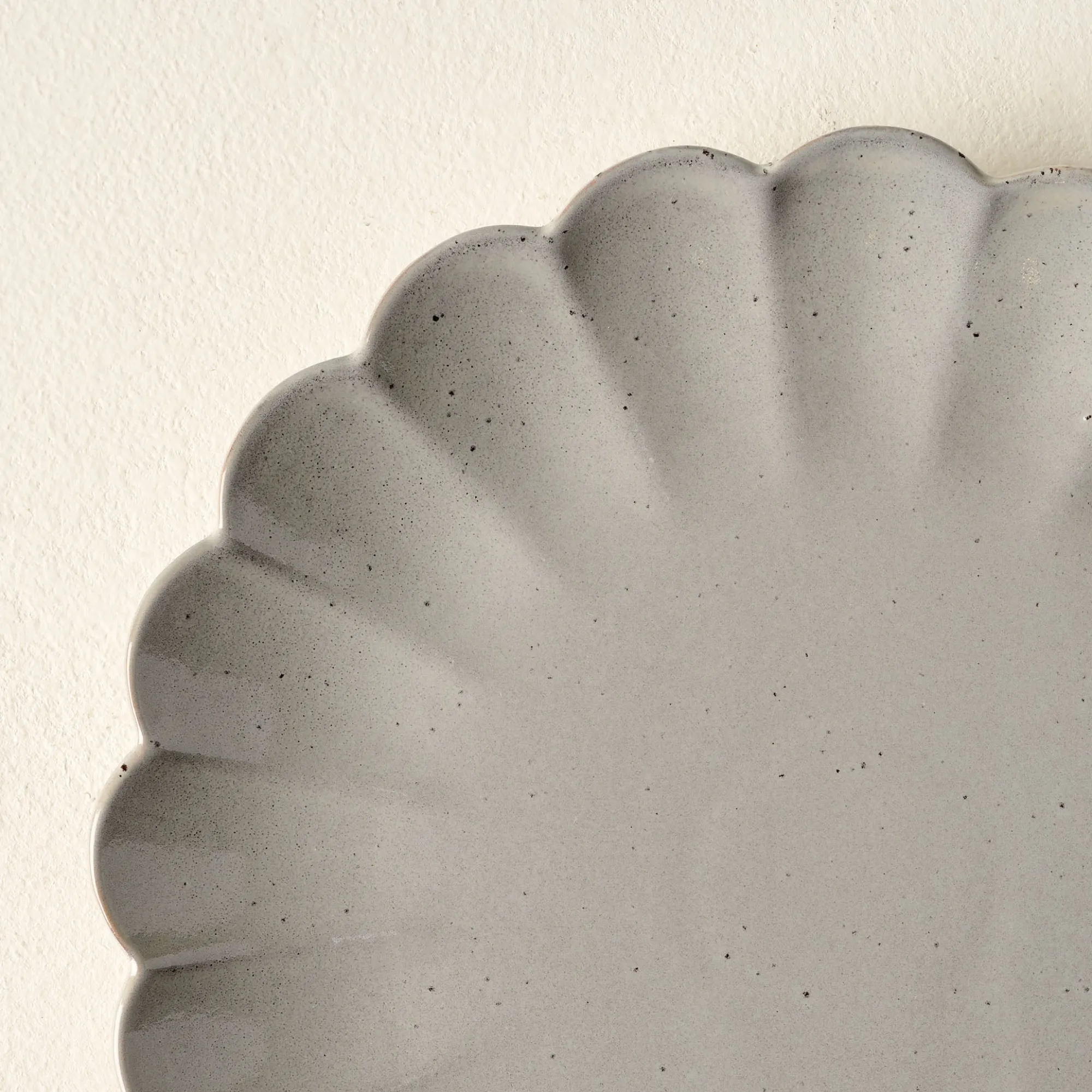 VND0092 Melrose International, LLC Grey Scalloped Plate