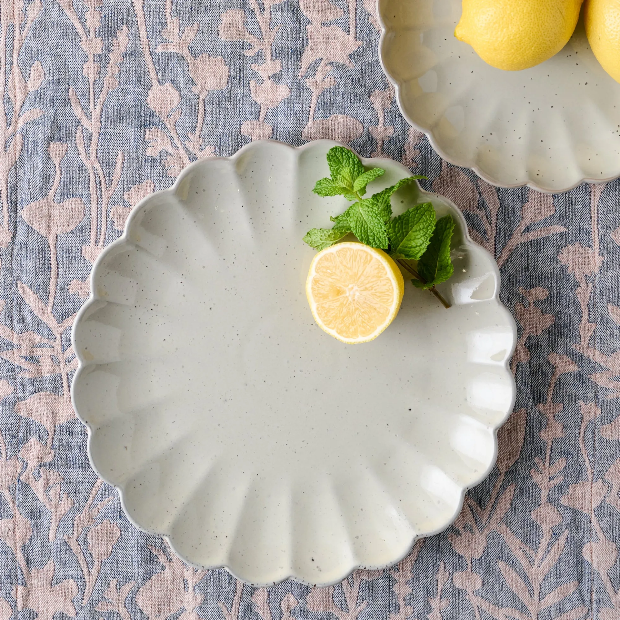 VND0092 Melrose International, LLC Grey Scalloped Plate