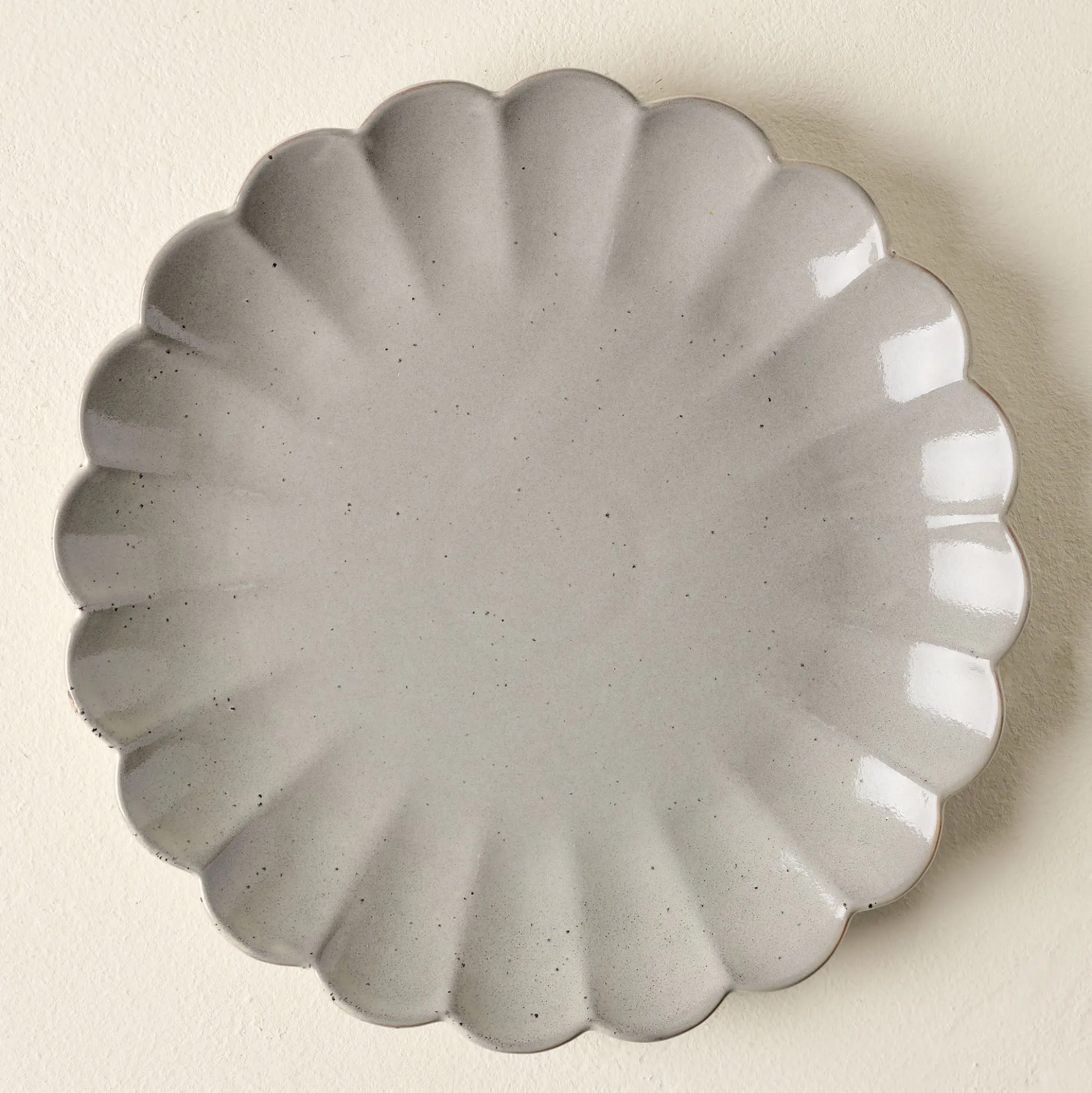 VND0092 Melrose International, LLC Grey Scalloped Plate