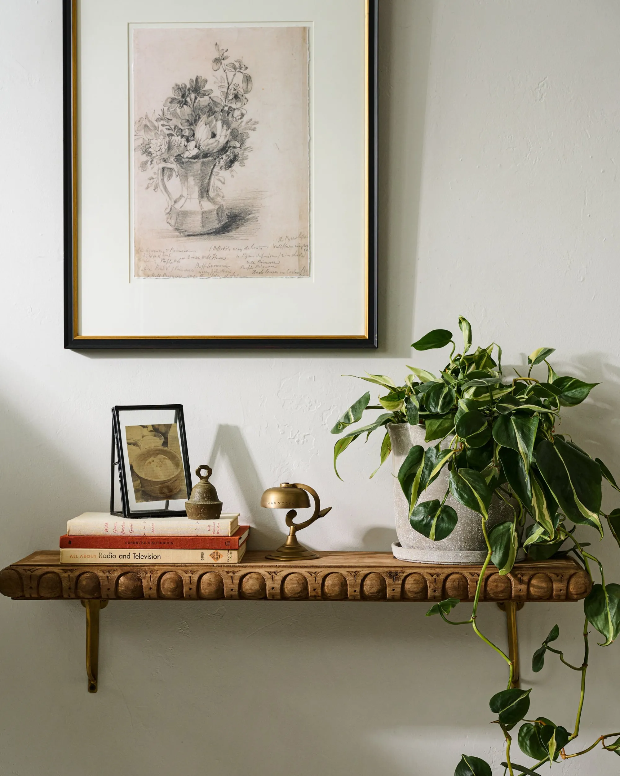 VND6622 ARVIND EXPO-CRAFTS Griffin Hand Carved Wood Shelf