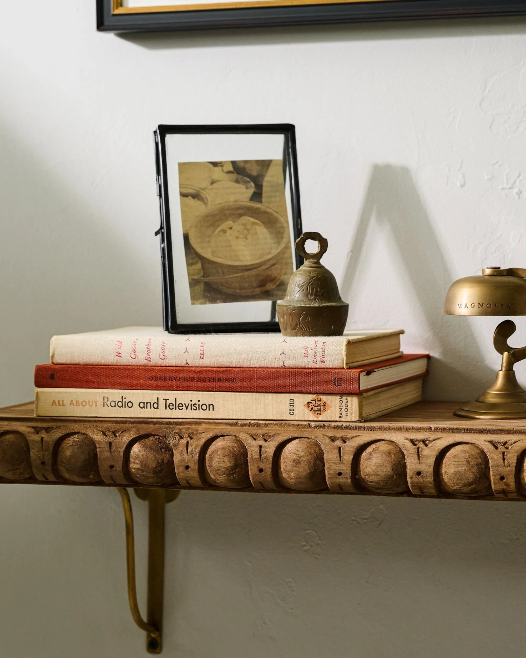 VND6622 ARVIND EXPO-CRAFTS Griffin Hand Carved Wood Shelf