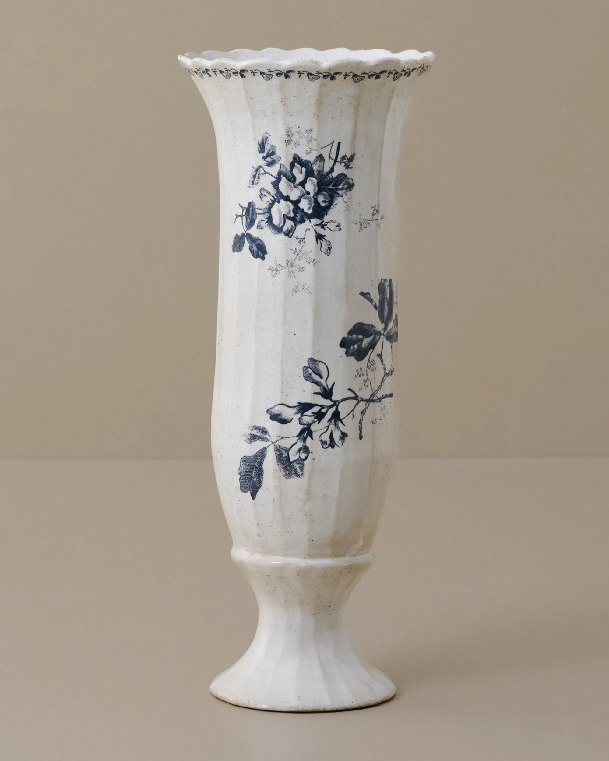 VND6562 Chaozhou Highland Crafts Company Ltd Heirloom Garden Navy Floral Footed Vase