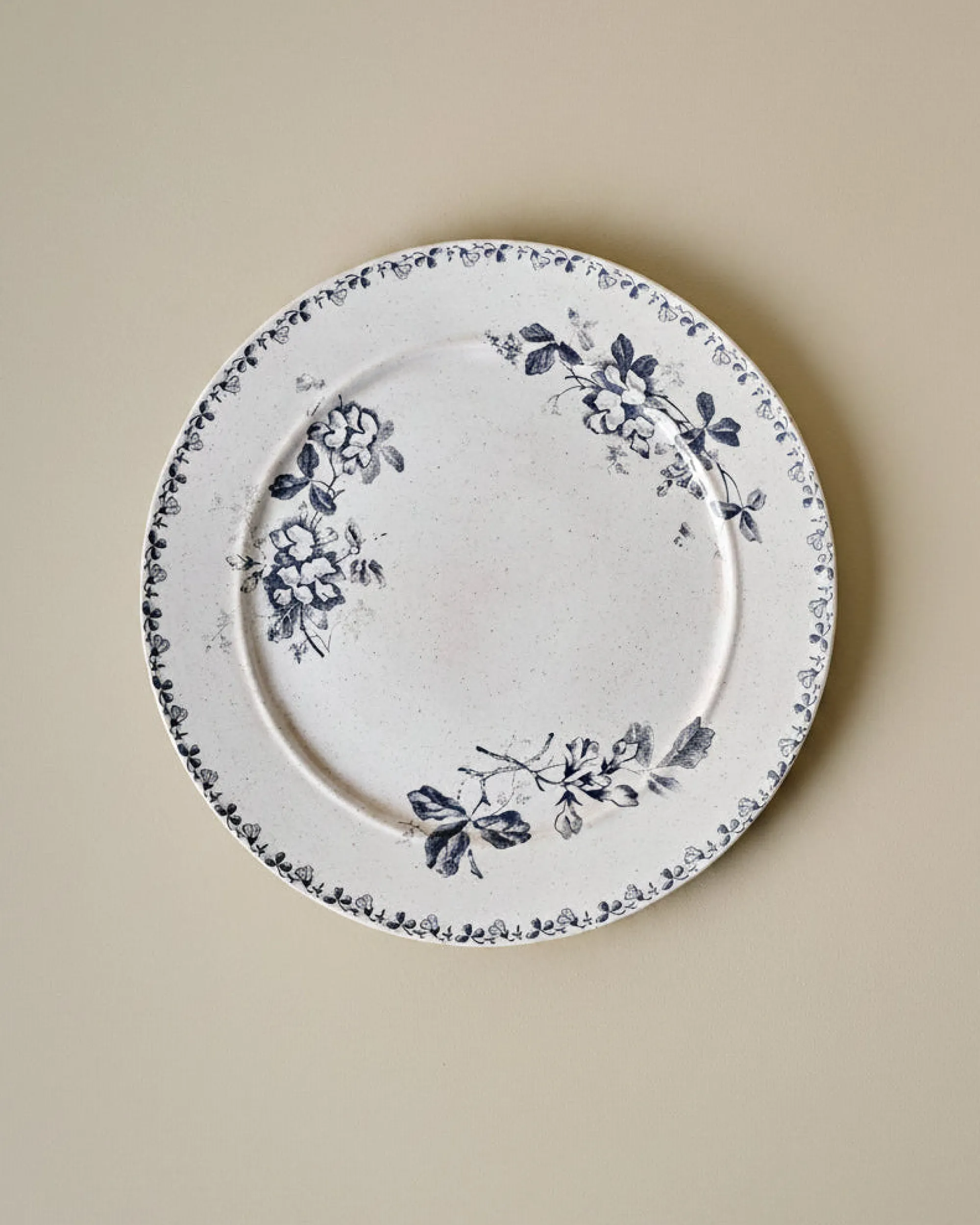 VND6562 Chaozhou Highland Crafts Company Ltd Heirloom Garden Navy Floral Plate