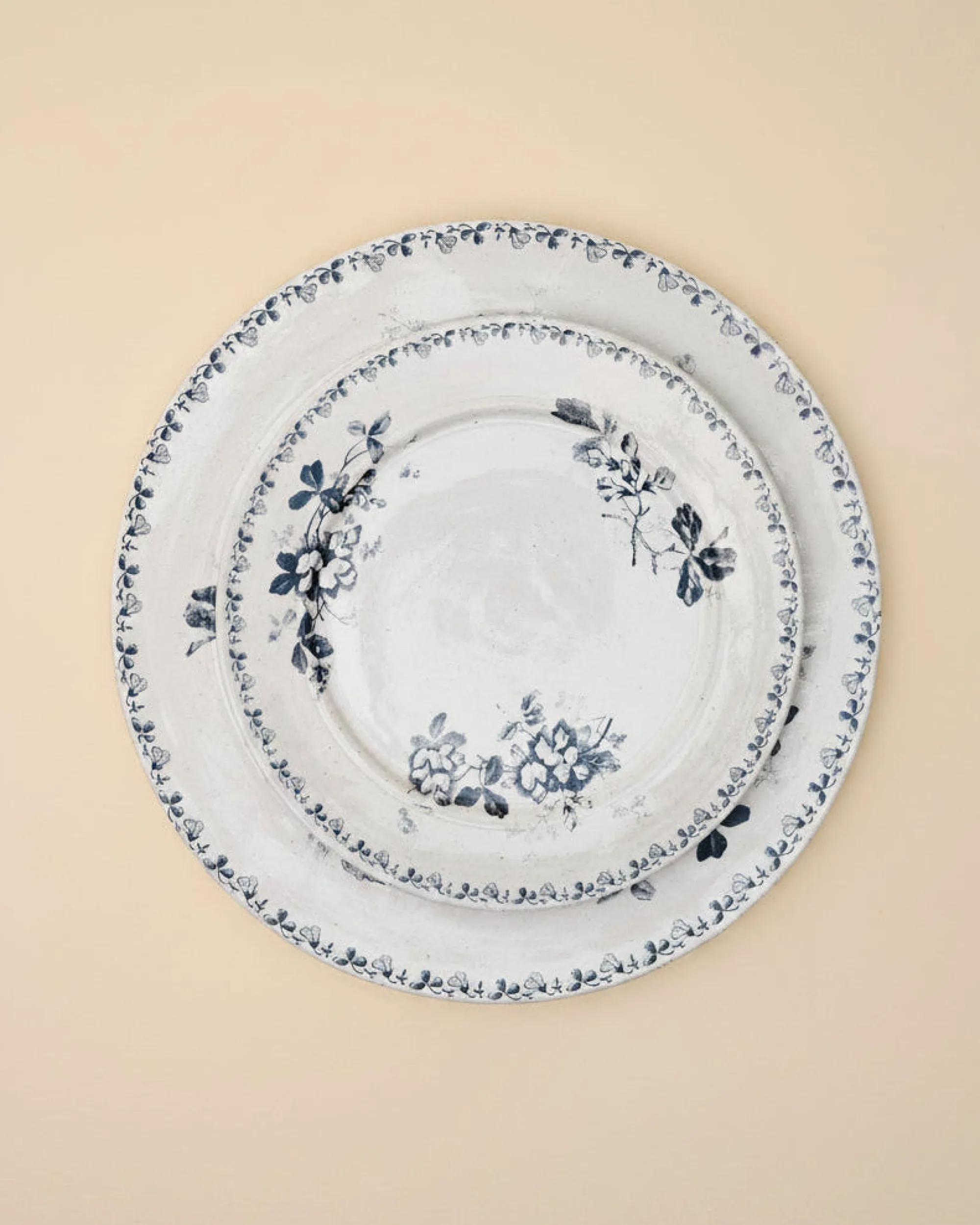 VND6562 Chaozhou Highland Crafts Company Ltd Heirloom Garden Navy Floral Plate