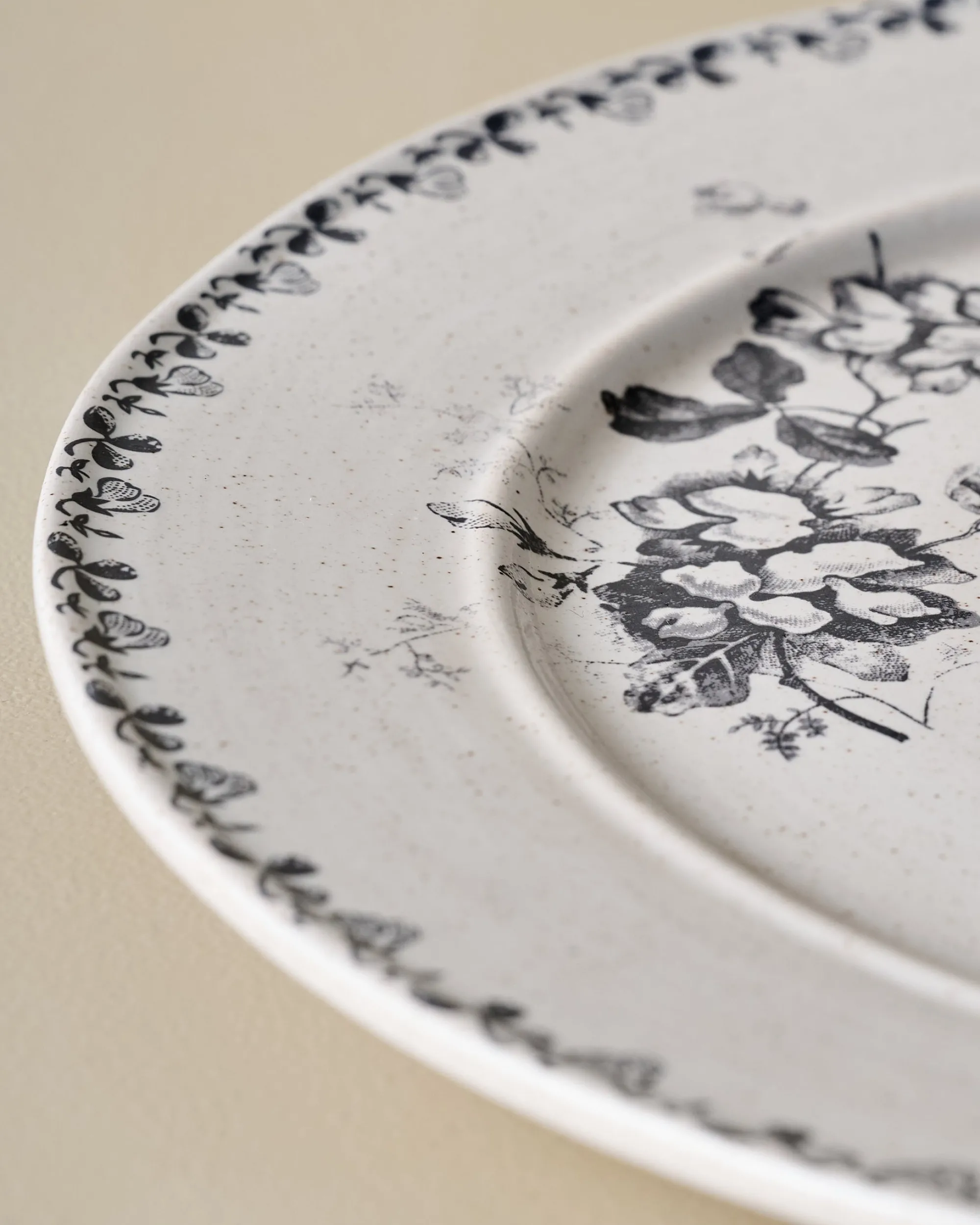 VND6562 Chaozhou Highland Crafts Company Ltd Heirloom Garden Navy Floral Plate