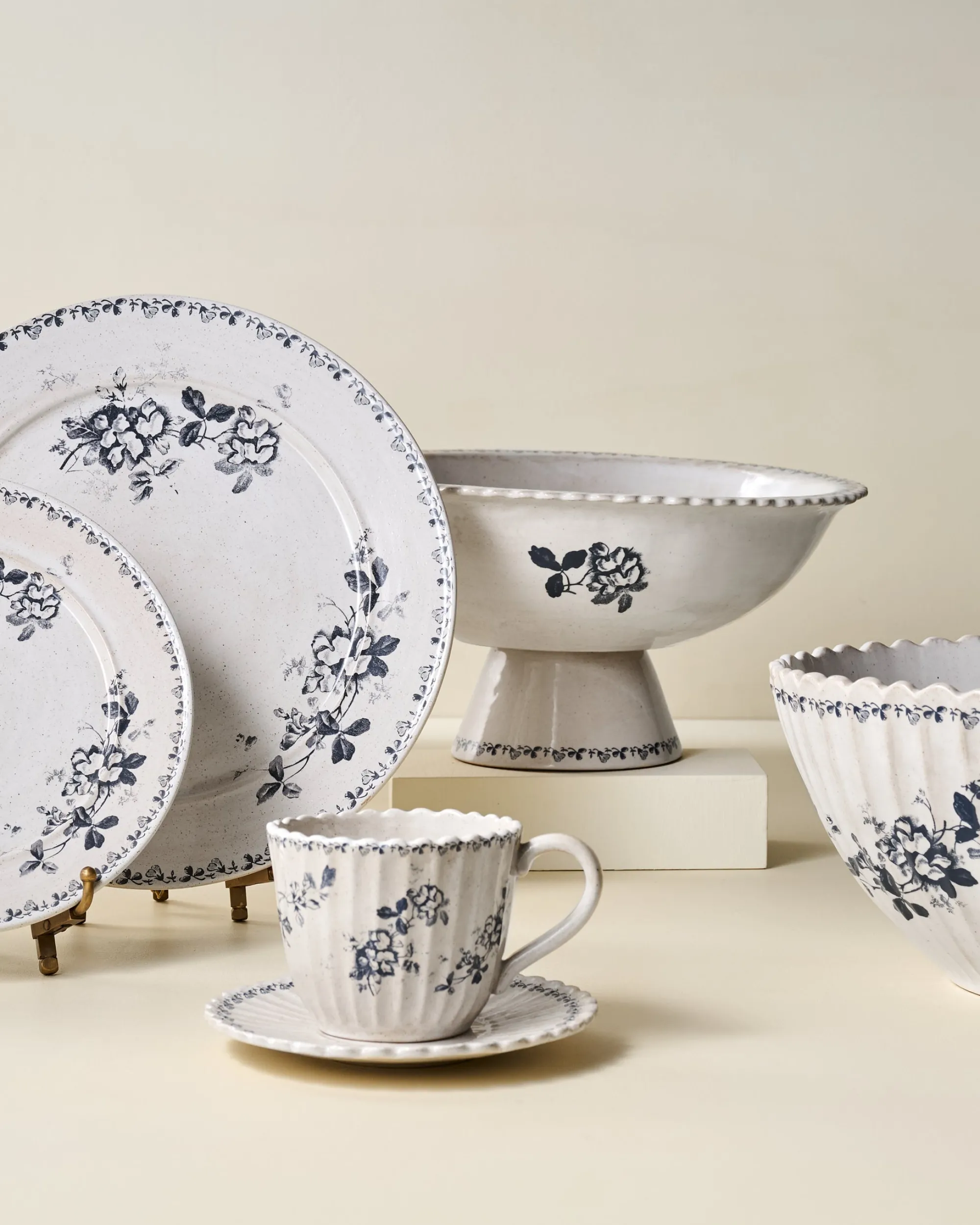 VND6562 Chaozhou Highland Crafts Company Ltd Heirloom Garden Navy Floral Plate