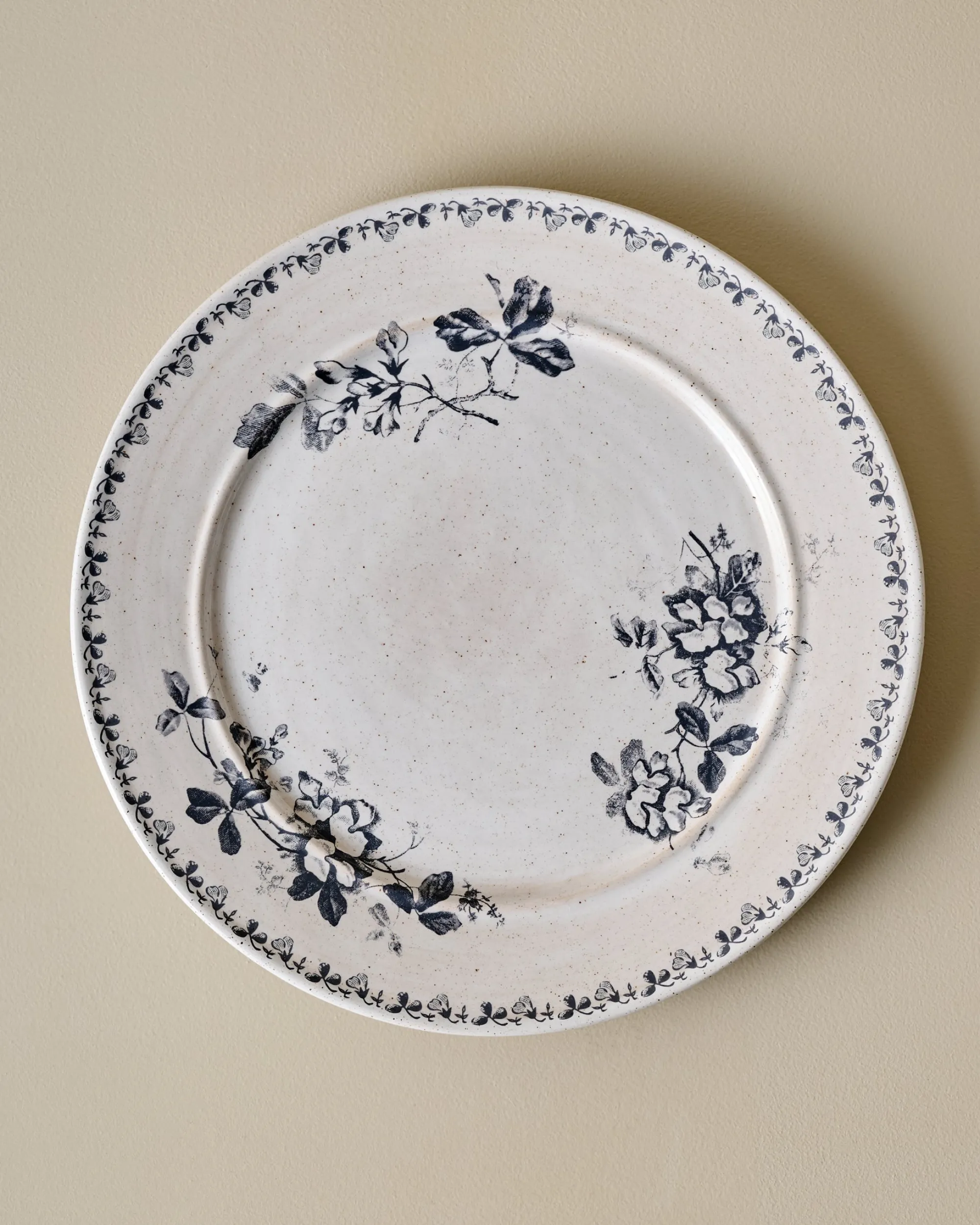 VND6562 Chaozhou Highland Crafts Company Ltd Heirloom Garden Navy Floral Plate