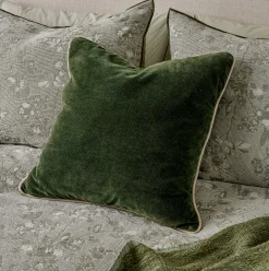 VND2729 Classic Concepts Inc Heirloom Velvet Pillow