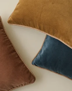 VND7018 Makerspalm, LLC Lexie Velvet Pillow