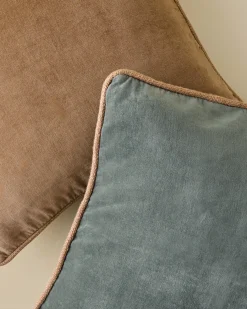 VND7018 Makerspalm, LLC Lexie Velvet Pillow